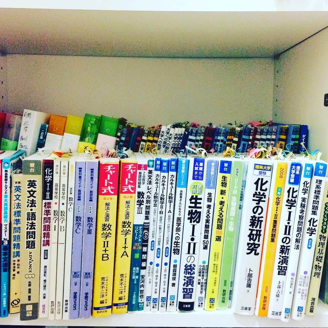 小島亜輝子のインスタグラム：「春なので、浪人が決まってあと一年頑張ろう、とか、今年高3で医学部志望です、という方からDMが来ます。 私みたいなアラフォー研修医2年目に相談してくれてありがとう。笑 きっと、文系出身、化学数Ⅲ未履修の私が31歳で合格したんだから、今までの勉強が間違っていなくてここまで来られた人は(これが大事なんだけど)、普通にやれば医学部は受かる。 努力の方向と量が間違ってなければ、普通に受かる。  「一浪が決まって、予備校についていけるか不安です。家で自分のペースで参考書で勉強した方が良かったんじゃないかと後悔しています。」 という方への私のお答えはこちら💁🏻‍♀️一部抜粋しています  「大手予備校の医学部コースですと選抜があるはずで、そこに入れたのでしたら、そこで頑張るのが最短です。 予備校のテキストを信じて、出されたものは全て理解する気持ちでやっていけば必ず１年で受かります。 「予備校の授業についていけないから自分のペースで参考書で」、は危ういです。 私も最初は、数Ⅲと化学が未履修だったことと、0歳児がいて医療的ケア児だったこともあって保育園にも預けられなかったので、家庭教師の先生を3人お願いして自宅で勉強していました。が、可能だったら最初から予備校に行きたかったです。 絶対その方がコスパ良いです。（結果的にコストも安く済み、最短で受かる） 予備校の授業についていけない人は絶対に受からないので、必死で食らいついてください。 授業を良いペースメーカーとして、わからないところは徹底的に質問して、その週の授業は週末に完全理解するようにすると良いです。」  使ってた参考書は写真のものだけど、 それは予備校に入る前にやっていたものがほとんどで、基本は予備校のレギュラーテキスト3周。これはまじで3周やりました。数学、化学、生物は。 何やったらいいですか？ という人は自分の課題を認識できてなくて、どう改善したら良いかわからないということだから、須く予備校入った方がいい。与えられたものを、選り好みしないで全部やる。それに尽きます。  #医学部受験 #来年サクラサクように #応援しています📣」