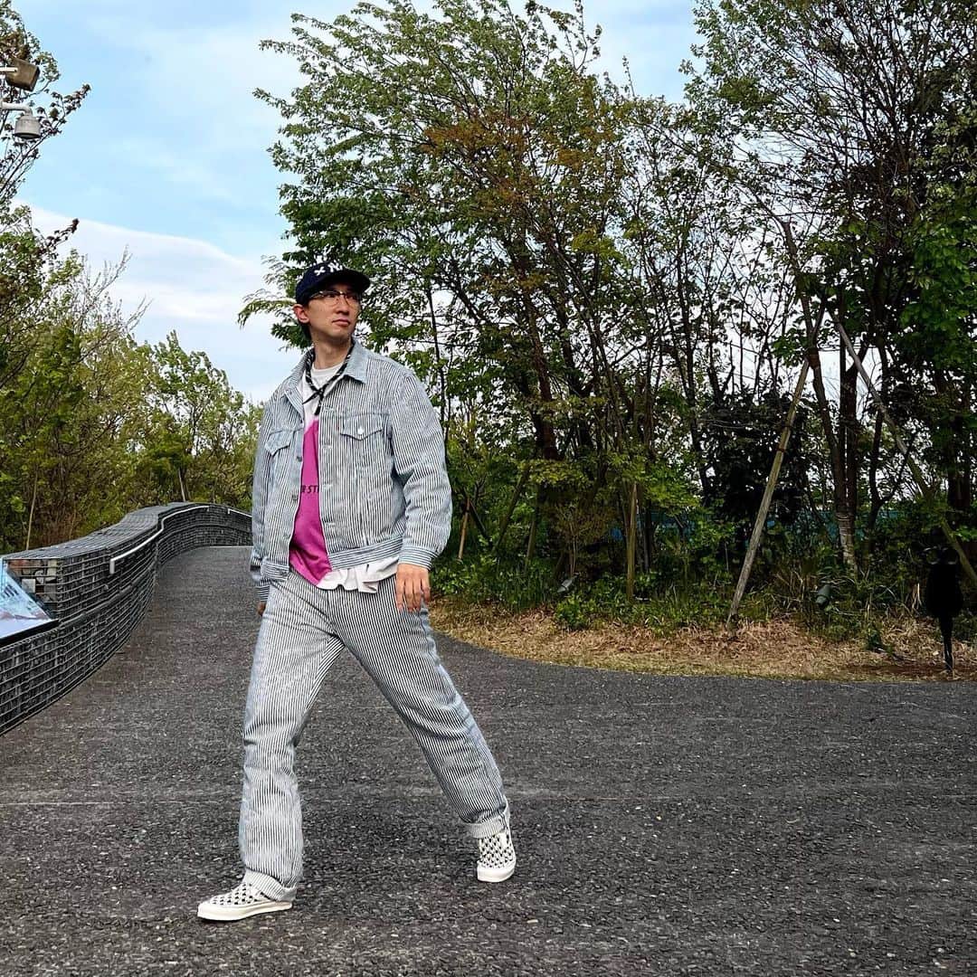 こがけんのインスタグラム：「LEVI’S×NIGO®の501と557xxのトラッカージャケットのセットアップ🔥🔥🔥 ヒッコリーストライプが春らしくて最高✨ NIGOさんのヴィンテージコレクションから着想を得てLEVI’Sの伝統的な手法で作られたモデル。 シルエットとウォッシュ感、ディティールが最高なんだけど、さらにくたっとした着心地が抜群すぎてオーマイガー⚡️⚡️⚡️ しびれるな〜。  こちらもお気に入りのadish×NOMA t.dのロンTとの相性👍 nickgearのキャップは、実はフラワーモチーフではなくてリボンモチーフ。 見方によってはXにも見えて最高of最高です。 vansは実はbrain deadとのコラボスリッポン。  #NIGO #levis  #humanmade #nickgear #adish #noma #501 #557」