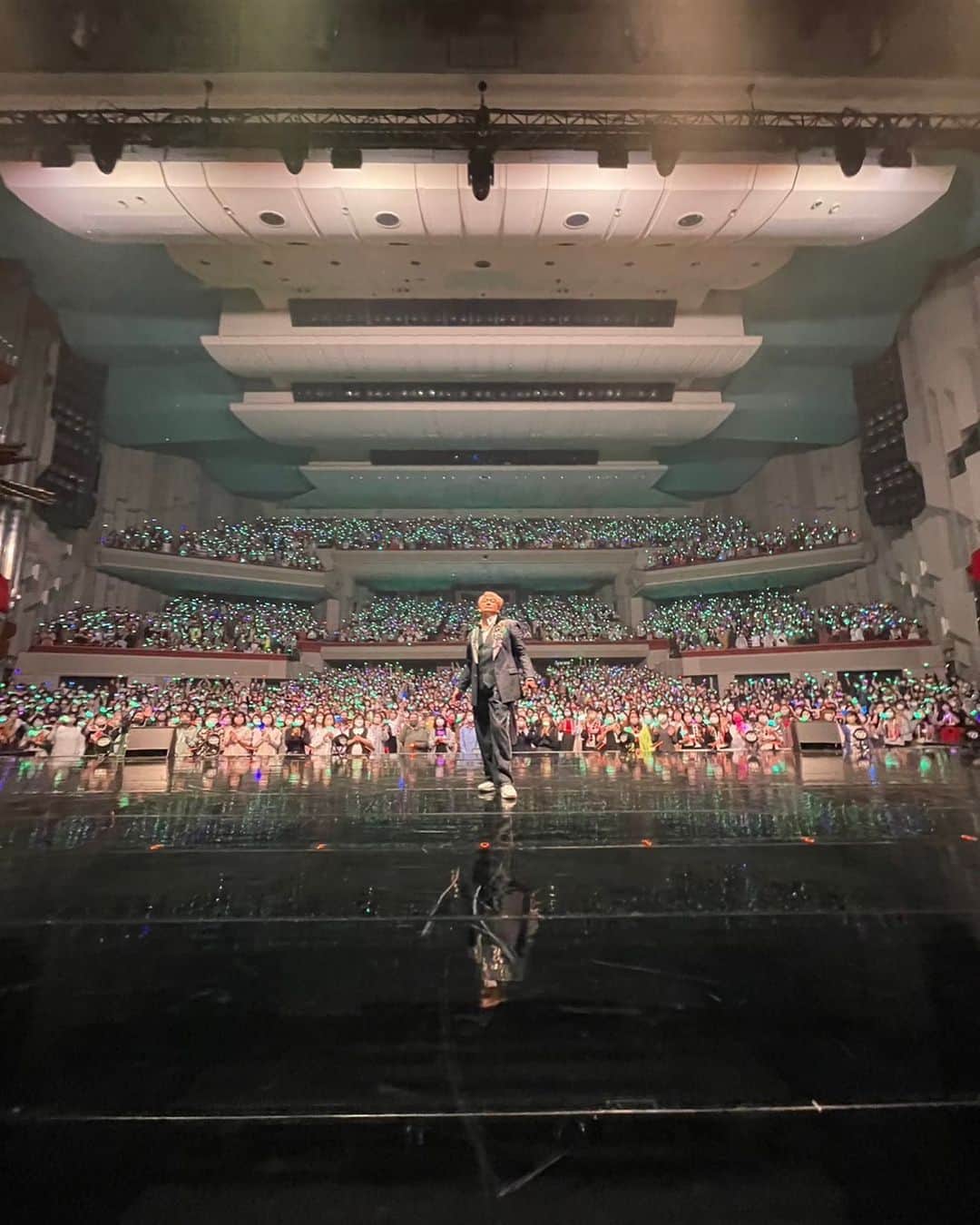 香取慎吾のインスタグラム：「昨日から始まった #BlackRabbit ライブ全国ツアー 今日も明日もNHKホールを遊び尽くしま〜す！ 香取慎吾」