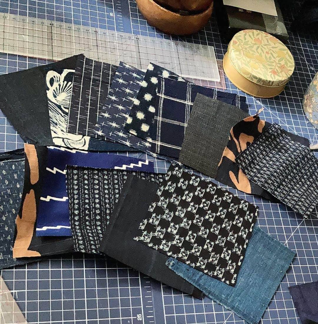 madebyayaのインスタグラム：「🌀🪡🧵  #sewing #diy #ai #kimono #japaneseboro #japanesefabric #着物リメイク #vintagefabric #memadeeveryday #boro #indigo #upcycledclothing #sashiko #手仕事 #imakemyownclothes #handmadewardrobe #costura #couture #nähen #шитье #裁縫 #ハンドメイド #手芸 #刺し子 #古布リメイク #藍染 #手作 #古布 #柿渋染め #미싱」