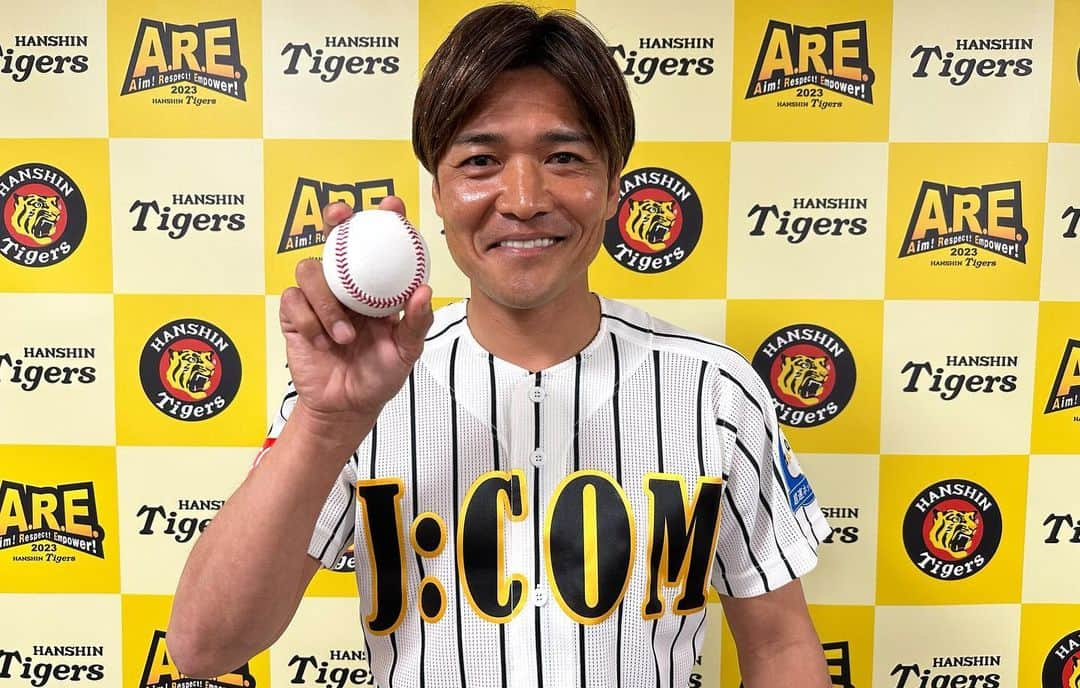 阪神タイガースさんのインスタグラム写真 - (阪神タイガースInstagram)「本日の試合前には、サッカー元日本代表の#大久保嘉人 さんが始球式を行い、見事な投球で甲子園球場を沸かせました！ #始球式  #大久保嘉人 さん #阪神タイガース  #ARE」4月8日 14時42分 - hanshintigers_official