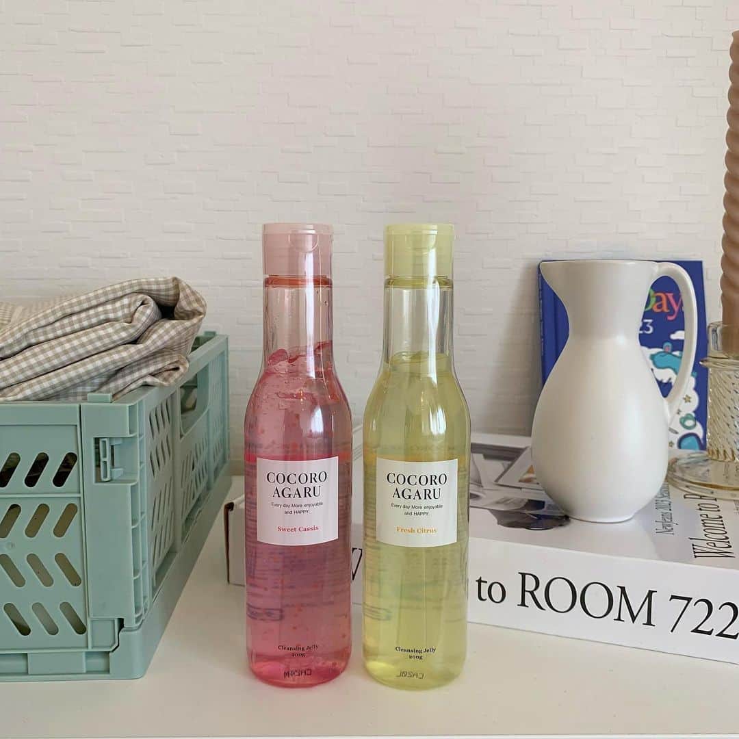 涼川菜月さんのインスタグラム写真 - (涼川菜月Instagram)「🤷🏻‍♀️ ⁡ ⁡ ⁡ ⁡ Lemon Squareを通じて ロゼット株式会社様(@rosette.official)から ⁡ 「cocoroagaruクレンジングジュレ」 ⁡ ☑︎シトラスミックス ☑︎カシスミックス ⁡ をいただいたので早速使ってみました♡ ⁡ ⁡ まずジュレって言うのが新鮮で クレンジングでジュレなんて 初めて聞いたよ( T . T ) ⁡ ジュレと言ったらフレンチだよな ⁡ 正直ジュレで私の濃いアイメイクは 落ちないだろうなあと思っていたけど ⁡ 結論から言うとめちゃめちゃ すっきり綺麗に落ちた.ᐟ.ᐟ シンプルにびっくり ⁡ 目尻のアイラインとか 割と残っちゃったりするけど 本当に綺麗に全部落ちた( T . T ) ⁡ ⁡ ジュレだからめちゃくちゃ伸びが良くて お肌に馴染ませていくと とろとろの液体に変わっていくから お肌を刺激せずにメイクを落としてくれる 感じがしてとってもすっきりした.ᐟ.ᐟ ⁡ 少量でも伸びがいいのが本当に嬉しい🧶 ⁡ ⁡ メイクだけじゃなく お肌のざらつきや毛穴の汚れのオフも 期待できるよ( T . T ) ⁡ 突っ張り感もなくて使い心地最高.ᐟ.ᐟ ⁡ ⁡ 黄色のシトラスミックスの方は ⁡ つるんとクリアな毛穴レス肌 ⁡ ⁡ ピンクのカシスミックスは ⁡ 透き通るような透明素肌 ⁡ ⁡ って感じでお悩みによって 使い分けてもいいよね〜🧦♡ ⁡ ⁡ 香りも程よくていい香り.ᐟ.ᐟ ⁡ ⁡ 今度の旅行に持っていこうっと🐏 ⁡ ⁡ ⁡ ⁡ #lemonsquare🍋 #ロゼット #rosette #cocoroagaru #ココロアガル #新感覚クラッシュジュレクレンジング #クレンジング ⁡ ⁡ ⁡」4月8日 14時53分 - nachia_p