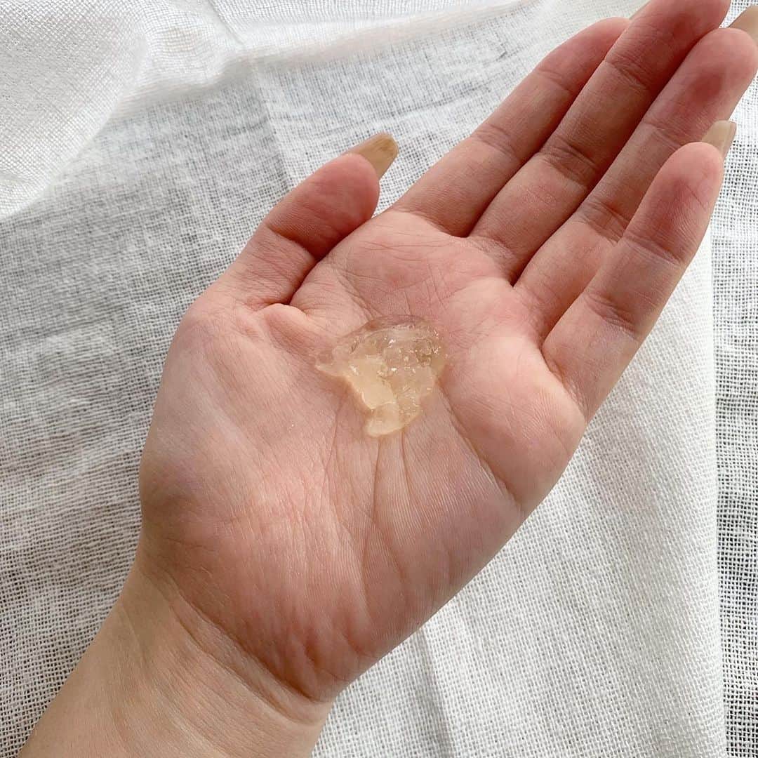 涼川菜月さんのインスタグラム写真 - (涼川菜月Instagram)「🤷🏻‍♀️ ⁡ ⁡ ⁡ ⁡ Lemon Squareを通じて ロゼット株式会社様(@rosette.official)から ⁡ 「cocoroagaruクレンジングジュレ」 ⁡ ☑︎シトラスミックス ☑︎カシスミックス ⁡ をいただいたので早速使ってみました♡ ⁡ ⁡ まずジュレって言うのが新鮮で クレンジングでジュレなんて 初めて聞いたよ( T . T ) ⁡ ジュレと言ったらフレンチだよな ⁡ 正直ジュレで私の濃いアイメイクは 落ちないだろうなあと思っていたけど ⁡ 結論から言うとめちゃめちゃ すっきり綺麗に落ちた.ᐟ.ᐟ シンプルにびっくり ⁡ 目尻のアイラインとか 割と残っちゃったりするけど 本当に綺麗に全部落ちた( T . T ) ⁡ ⁡ ジュレだからめちゃくちゃ伸びが良くて お肌に馴染ませていくと とろとろの液体に変わっていくから お肌を刺激せずにメイクを落としてくれる 感じがしてとってもすっきりした.ᐟ.ᐟ ⁡ 少量でも伸びがいいのが本当に嬉しい🧶 ⁡ ⁡ メイクだけじゃなく お肌のざらつきや毛穴の汚れのオフも 期待できるよ( T . T ) ⁡ 突っ張り感もなくて使い心地最高.ᐟ.ᐟ ⁡ ⁡ 黄色のシトラスミックスの方は ⁡ つるんとクリアな毛穴レス肌 ⁡ ⁡ ピンクのカシスミックスは ⁡ 透き通るような透明素肌 ⁡ ⁡ って感じでお悩みによって 使い分けてもいいよね〜🧦♡ ⁡ ⁡ 香りも程よくていい香り.ᐟ.ᐟ ⁡ ⁡ 今度の旅行に持っていこうっと🐏 ⁡ ⁡ ⁡ ⁡ #lemonsquare🍋 #ロゼット #rosette #cocoroagaru #ココロアガル #新感覚クラッシュジュレクレンジング #クレンジング ⁡ ⁡ ⁡」4月8日 14時53分 - nachia_p