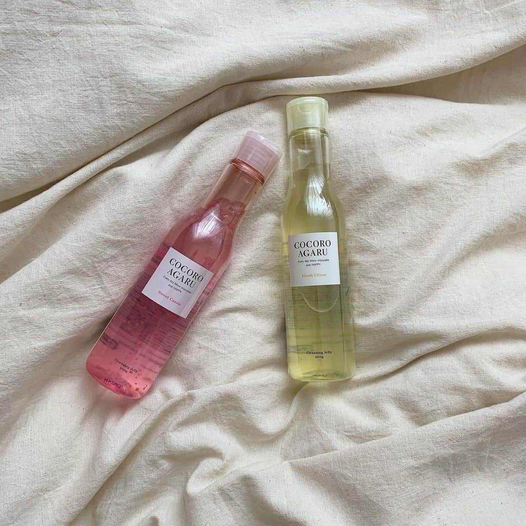 涼川菜月さんのインスタグラム写真 - (涼川菜月Instagram)「🤷🏻‍♀️ ⁡ ⁡ ⁡ ⁡ Lemon Squareを通じて ロゼット株式会社様(@rosette.official)から ⁡ 「cocoroagaruクレンジングジュレ」 ⁡ ☑︎シトラスミックス ☑︎カシスミックス ⁡ をいただいたので早速使ってみました♡ ⁡ ⁡ まずジュレって言うのが新鮮で クレンジングでジュレなんて 初めて聞いたよ( T . T ) ⁡ ジュレと言ったらフレンチだよな ⁡ 正直ジュレで私の濃いアイメイクは 落ちないだろうなあと思っていたけど ⁡ 結論から言うとめちゃめちゃ すっきり綺麗に落ちた.ᐟ.ᐟ シンプルにびっくり ⁡ 目尻のアイラインとか 割と残っちゃったりするけど 本当に綺麗に全部落ちた( T . T ) ⁡ ⁡ ジュレだからめちゃくちゃ伸びが良くて お肌に馴染ませていくと とろとろの液体に変わっていくから お肌を刺激せずにメイクを落としてくれる 感じがしてとってもすっきりした.ᐟ.ᐟ ⁡ 少量でも伸びがいいのが本当に嬉しい🧶 ⁡ ⁡ メイクだけじゃなく お肌のざらつきや毛穴の汚れのオフも 期待できるよ( T . T ) ⁡ 突っ張り感もなくて使い心地最高.ᐟ.ᐟ ⁡ ⁡ 黄色のシトラスミックスの方は ⁡ つるんとクリアな毛穴レス肌 ⁡ ⁡ ピンクのカシスミックスは ⁡ 透き通るような透明素肌 ⁡ ⁡ って感じでお悩みによって 使い分けてもいいよね〜🧦♡ ⁡ ⁡ 香りも程よくていい香り.ᐟ.ᐟ ⁡ ⁡ 今度の旅行に持っていこうっと🐏 ⁡ ⁡ ⁡ ⁡ #lemonsquare🍋 #ロゼット #rosette #cocoroagaru #ココロアガル #新感覚クラッシュジュレクレンジング #クレンジング ⁡ ⁡ ⁡」4月8日 14時53分 - nachia_p