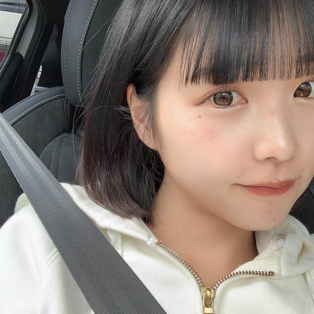 涼川菜月さんのインスタグラム写真 - (涼川菜月Instagram)「🤷🏻‍♀️ ⁡ ⁡ ⁡ ⁡ Lemon Squareを通じて ロゼット株式会社様(@rosette.official)から ⁡ 「cocoroagaruクレンジングジュレ」 ⁡ ☑︎シトラスミックス ☑︎カシスミックス ⁡ をいただいたので早速使ってみました♡ ⁡ ⁡ まずジュレって言うのが新鮮で クレンジングでジュレなんて 初めて聞いたよ( T . T ) ⁡ ジュレと言ったらフレンチだよな ⁡ 正直ジュレで私の濃いアイメイクは 落ちないだろうなあと思っていたけど ⁡ 結論から言うとめちゃめちゃ すっきり綺麗に落ちた.ᐟ.ᐟ シンプルにびっくり ⁡ 目尻のアイラインとか 割と残っちゃったりするけど 本当に綺麗に全部落ちた( T . T ) ⁡ ⁡ ジュレだからめちゃくちゃ伸びが良くて お肌に馴染ませていくと とろとろの液体に変わっていくから お肌を刺激せずにメイクを落としてくれる 感じがしてとってもすっきりした.ᐟ.ᐟ ⁡ 少量でも伸びがいいのが本当に嬉しい🧶 ⁡ ⁡ メイクだけじゃなく お肌のざらつきや毛穴の汚れのオフも 期待できるよ( T . T ) ⁡ 突っ張り感もなくて使い心地最高.ᐟ.ᐟ ⁡ ⁡ 黄色のシトラスミックスの方は ⁡ つるんとクリアな毛穴レス肌 ⁡ ⁡ ピンクのカシスミックスは ⁡ 透き通るような透明素肌 ⁡ ⁡ って感じでお悩みによって 使い分けてもいいよね〜🧦♡ ⁡ ⁡ 香りも程よくていい香り.ᐟ.ᐟ ⁡ ⁡ 今度の旅行に持っていこうっと🐏 ⁡ ⁡ ⁡ ⁡ #lemonsquare🍋 #ロゼット #rosette #cocoroagaru #ココロアガル #新感覚クラッシュジュレクレンジング #クレンジング ⁡ ⁡ ⁡」4月8日 14時53分 - nachia_p