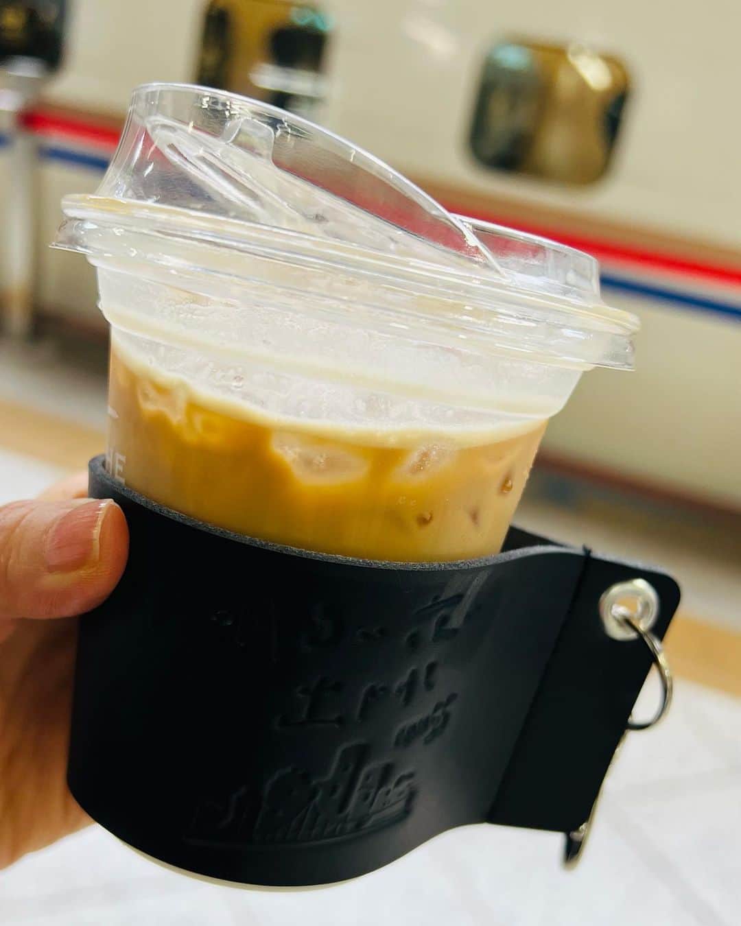 のインスタグラム：「舞台✨ 『明るい夜に出かけて』のグッズ✨  カップホルダー💕  やっとデビュー🥰したぁ👍  うれしいっ💖  高崎公演✨ あと二公演✨ 終わっちゃうの さびしいな🥲  いらしてくださるお客様💓 心こめて✨ 楽しみにお待ちしております❣️  #鈴木杏樹#AnjuSuzuki  #舞台 #明るい夜に出かけて #高崎公演 #残すところあと2公演 #いざ高崎へ 🚄💨 #大千穐楽 へ向かって✨✨」