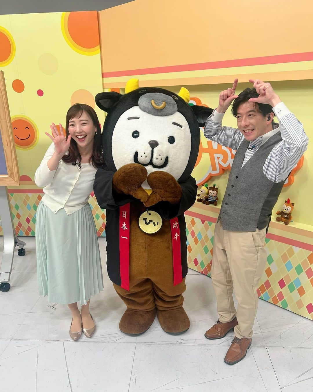 清水玲さんのインスタグラム写真 - (清水玲Instagram)「・ ・  きょう16時30分〜の おしえて！みやざきは🐶  県産の黒毛和牛を使った野球グラブをご紹介します⚾️  以前、THE,TIMEの中継で 澁谷アナが紹介していた ボールパークドットコムさんです☺️  どうやってグラブができるのか、 どんな方たちが作っているのかなど いま世界が注目するグラブの魅力を たっぷりご紹介しますよ☺️❣️  伊賀さんとのコンビも2回目！ 今日も明るくわかりやすくお伝えします😌🌟  ・ ・  #宮崎#宮崎放送#MRT#アナウンサー #おしえてみやざき#おしみや #野球グラブ#グラブ職人#宮崎牛」4月8日 14時49分 - mrt.shimizu