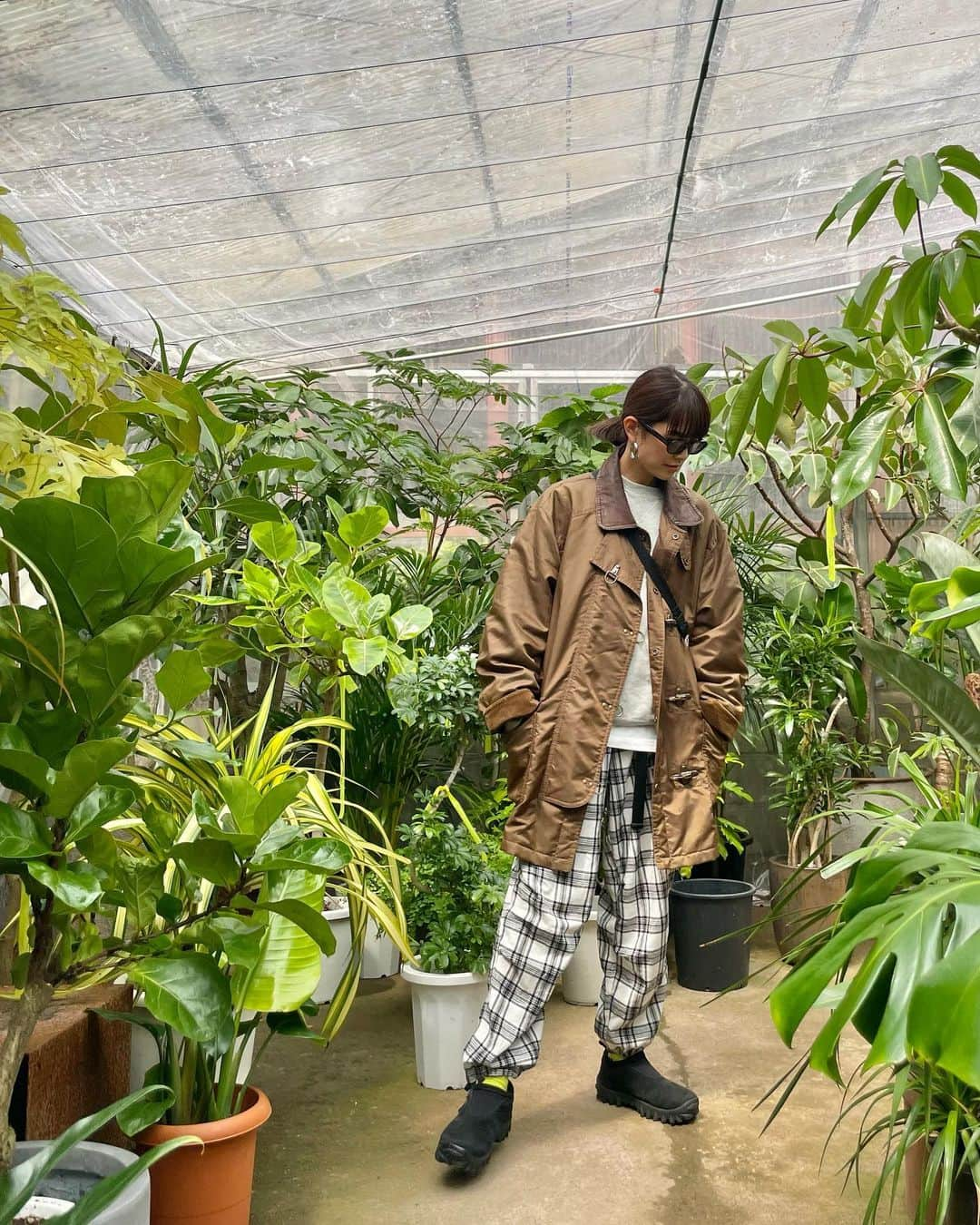 垣内彩未さんのインスタグラム写真 - (垣内彩未Instagram)「グリーン探索🫡🌵🌿🌳  @baloriginal_official のチェックパンツ 調子良すぎる！❤️‍🔥  #kakiuchiayami服」4月8日 14時51分 - kakiuchiayami