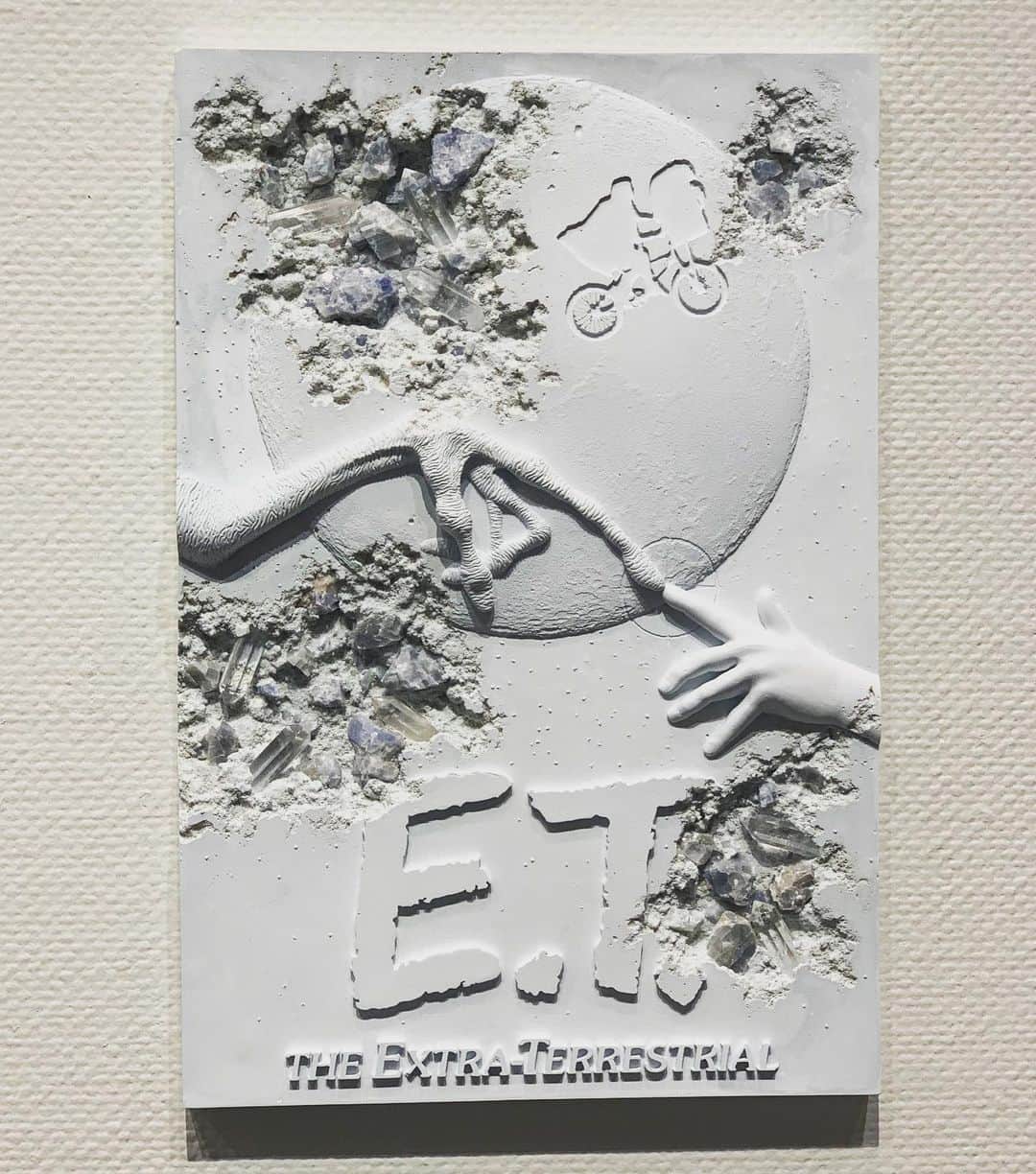 otona MUSEさんのインスタグラム写真 - (otona MUSEInstagram)「今日から青山にあるスパイラルガーデンで開催されている『OKETA COLLECTION: TIME MIXED 〜 室町時代から現代、そして未来へ 〜』に行ってきました！  OKETA COLLECTION（ @oketacollection ）は、長年ファッションビジネスに携わってきた日本屈指の現代アートコレクター桶⽥俊⼆・聖⼦夫妻が、所有するコレクションをその都度テーマによってキュレーションし、無償で一般公開している展覧会です。  今回は、注目の若手画家・友沢こたおさん（ @tkotao ）の作品が生で見れたのに感激😭✨  他にも室町時代の骨董品や盆栽から、注目の現代アーティストの作品、NFTまで、なかなか同じ空間で一緒に見ることはない濃密で面白い展示になってる、、、とは、 たまたま会場でお会いして生解説してもらうという僥倖にあずかったアートテラー・とに～氏（ @artteller_tony )のウケウリ😂  キャッチーな作品が多いので、私のようにそこまで、アートについて知らない人も楽しめるし、知識がある方は知るからこそ思わず唸る構成。  何はともあれ、ぜひ訪れてみて！  ＜展覧会概要＞ 展覧会名	OKETA COLLECTION: TIME MIXED 〜 室町時代から現代、そして未来へ 〜 会場 スパイラルガーデン @spiral_jp  （東京都港区南青山5-6-23 スパイラル1F） 会期　2023年4月8日（土）〜4月23日（日）※休館日なし 開館時間 	11:00-20:00 ※閉館時間は変更される可能性があります。当⽇の営業時間は、Spiral Webをご確認ください。 入場料	無料  #oketacollection #桶田コレクション#現代アート#遊戯苑#友沢こたお #japanart #NFT#bonsai」4月8日 14時57分 - otonamuse