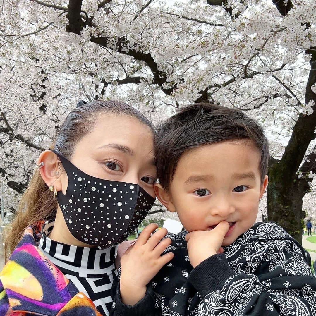 DJ JUICYさんのインスタグラム写真 - (DJ JUICYInstagram)「また来年も一緒に綺麗な桜が🌸  みれますように...😚😚💕  #spring#cerryblossom#happy#love #桜#また来年#えいえいおー#親子#息子#成長記録#平和な日常」4月8日 15時03分 - dj_juicy0912