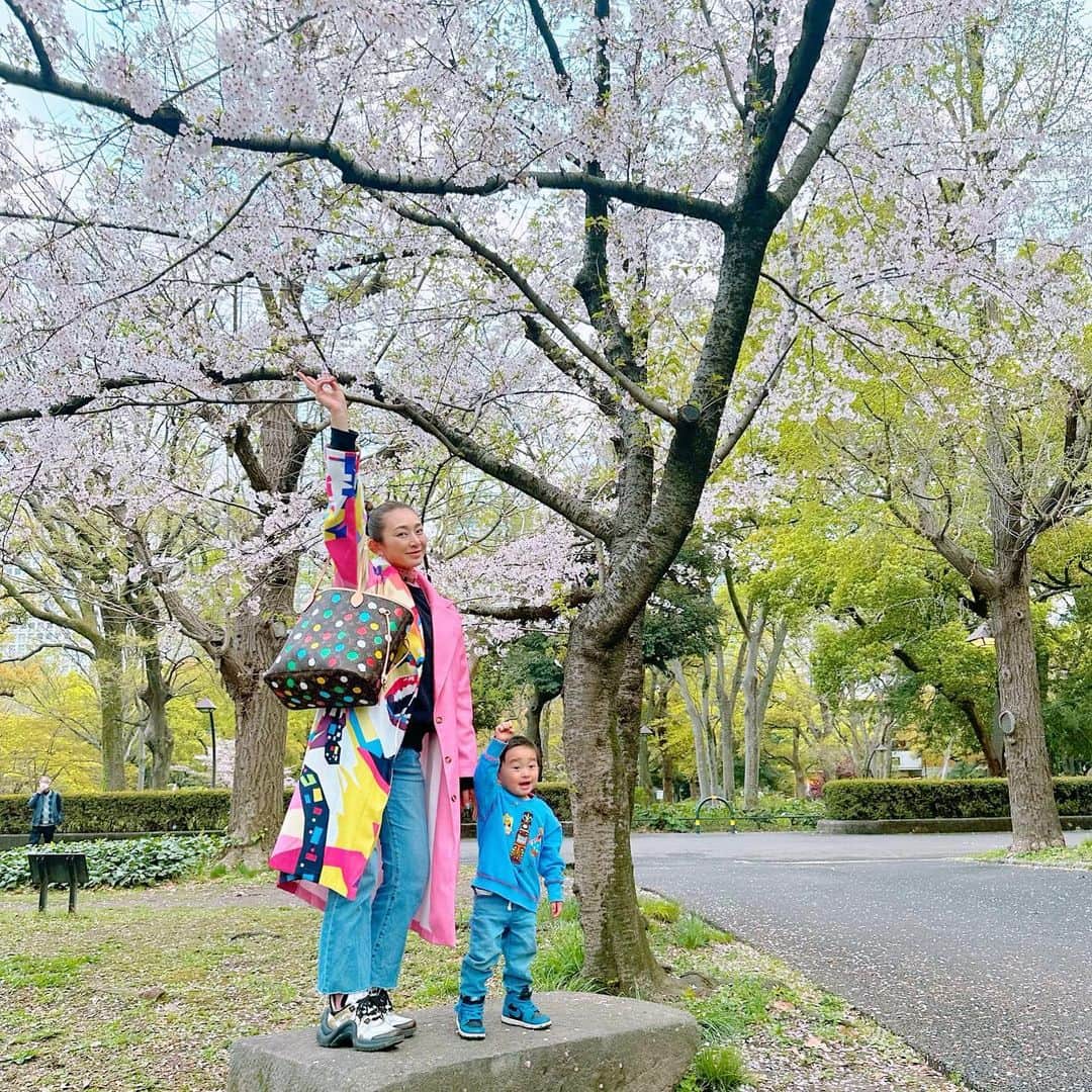 DJ JUICYのインスタグラム：「また来年も一緒に綺麗な桜が🌸  みれますように...😚😚💕  #spring#cerryblossom#happy#love #桜#また来年#えいえいおー#親子#息子#成長記録#平和な日常」