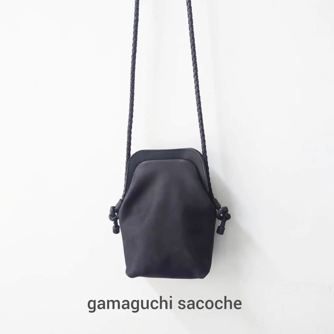 Enseさんのインスタグラム写真 - (EnseInstagram)「本日は ご予約を承り中のバッグの ご紹介。  gamaguchi bag シリーズの 新作2つ！ どちらもお色は ブラックとグレージュの2色展開です。  そして、どちらも ブラックご予約承り中○  今回の 「 出張Ense in kanagawa 」にも サンプルをお持ち致しますので 鎌倉の3日間も実際ご覧、 ご予約可能となります。  ● pens502    gamaguchi bag S  ・ブラック 【 予約承り中 】  ブラックは 初回入荷がすでに ご予約で完売してしまい、 次回お作りの 6月入荷予定分の ご予約を承っております。  ・グレージュ 【 販売中 】  現在お在庫ある数は販売可能 完売しましたら、 次のお作り分ご予約承らせて頂きます。  ●pens503  gamaguchi sacoche  ・ブラック 【 ご予約承り中 】  gamaguchi bag Sブラックと同じく、　 次のお作り分ご予約承り中  ・グレージュ 【 販売中 】  入荷してまいりました○ 現在販売中になります。 こちらは次のお作り予定が 現在なく完売しましても ※ご予約は出来ない商品となります。  それぞれ現在 Ense Shop 実店舗 なら町店・京都三条店 @kyoto_ense　 Online Shopにて ご予約承り中です。  また 4月14日・15日・16日 出張Ense in kanagawaにても サンプルお持ちしますので、 ご覧、ご予約頂けます。  春の奈良・京都 そして、鎌倉！ 古都をお散歩がてら ふらり遊びにお立ち寄り 下さいませ。  #Ense#ense #アンサ #奈良#京都 #なら町 #京都三条 #柳馬場 #古都 #bag#鞄 #Jewelry #Bridal#orderring #wallet#財布 #leather#革 #洋服#wear #出張Ense #ご予約 #がま口バッグ #gamaguchi #サコッシュ #2wayがま口ショルダー #神奈川 #鎌倉 #くるくる」4月8日 15時00分 - ense.jp