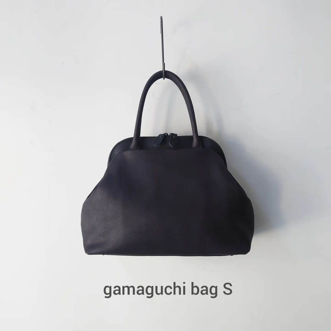 Enseのインスタグラム：「本日は ご予約を承り中のバッグの ご紹介。  gamaguchi bag シリーズの 新作2つ！ どちらもお色は ブラックとグレージュの2色展開です。  そして、どちらも ブラックご予約承り中○  今回の 「 出張Ense in kanagawa 」にも サンプルをお持ち致しますので 鎌倉の3日間も実際ご覧、 ご予約可能となります。  ● pens502    gamaguchi bag S  ・ブラック 【 予約承り中 】  ブラックは 初回入荷がすでに ご予約で完売してしまい、 次回お作りの 6月入荷予定分の ご予約を承っております。  ・グレージュ 【 販売中 】  現在お在庫ある数は販売可能 完売しましたら、 次のお作り分ご予約承らせて頂きます。  ●pens503  gamaguchi sacoche  ・ブラック 【 ご予約承り中 】  gamaguchi bag Sブラックと同じく、　 次のお作り分ご予約承り中  ・グレージュ 【 販売中 】  入荷してまいりました○ 現在販売中になります。 こちらは次のお作り予定が 現在なく完売しましても ※ご予約は出来ない商品となります。  それぞれ現在 Ense Shop 実店舗 なら町店・京都三条店 @kyoto_ense　 Online Shopにて ご予約承り中です。  また 4月14日・15日・16日 出張Ense in kanagawaにても サンプルお持ちしますので、 ご覧、ご予約頂けます。  春の奈良・京都 そして、鎌倉！ 古都をお散歩がてら ふらり遊びにお立ち寄り 下さいませ。  #Ense#ense #アンサ #奈良#京都 #なら町 #京都三条 #柳馬場 #古都 #bag#鞄 #Jewelry #Bridal#orderring #wallet#財布 #leather#革 #洋服#wear #出張Ense #ご予約 #がま口バッグ #gamaguchi #サコッシュ #2wayがま口ショルダー #神奈川 #鎌倉 #くるくる」