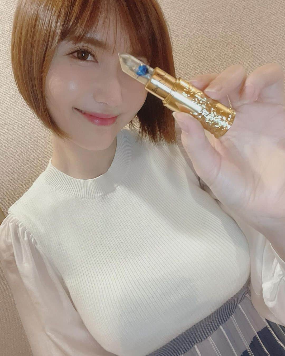 南キカのインスタグラム：「𝒩𝑒𝓌 𝐿𝒾𝓅 🩵꙳ 𓇬 ☽ 塗るとピンクになる不思議なリップ様🩵」