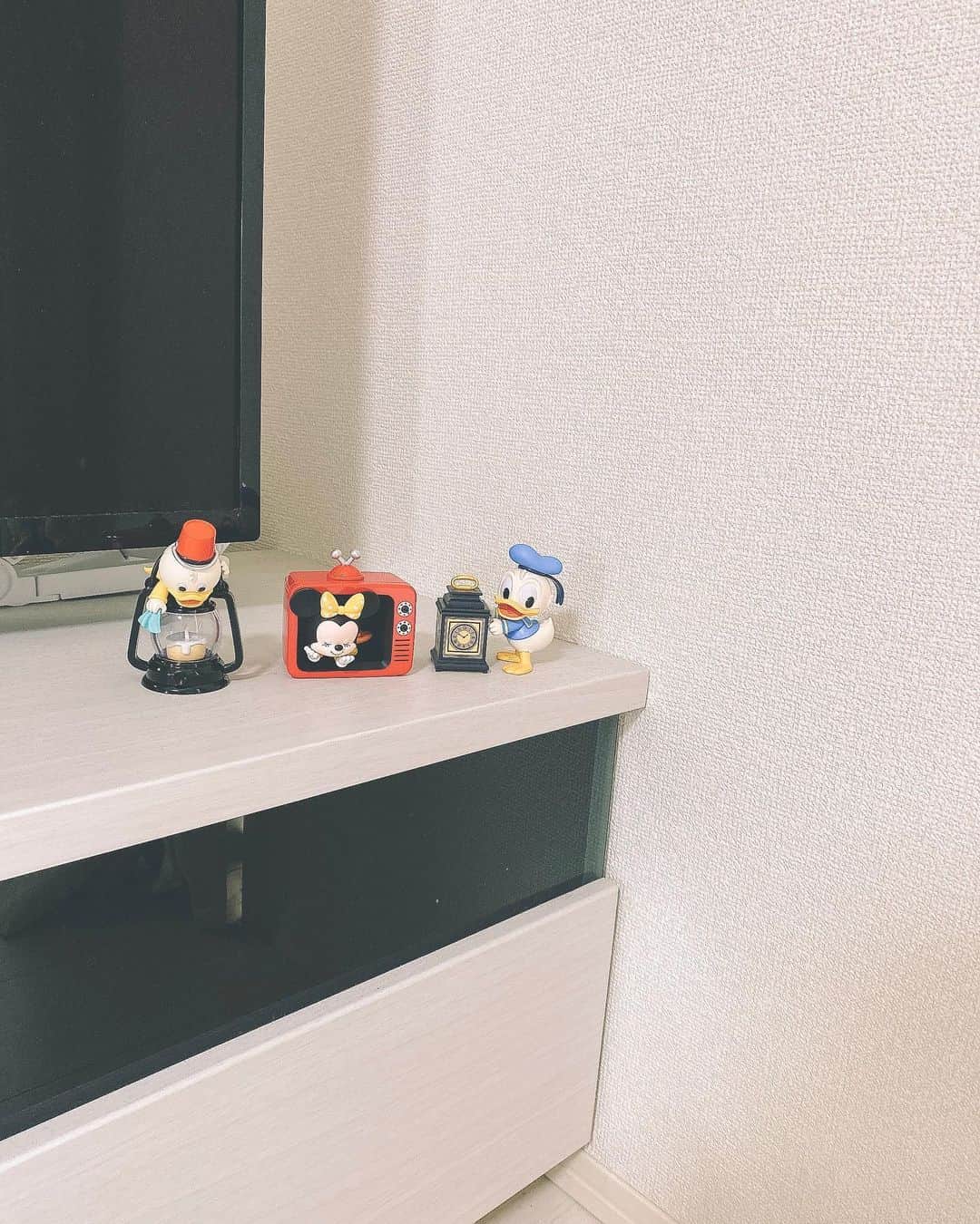のインスタグラム：「. ミニチュアディズニーかわいすぎ♡  毎回ランダム3つ何が届くかワクワク☺️✨  PR @popmartjp #popmart #ポップマート #ディズニーコラボ #ディズニーフィギュア #ミッキーフレンズ」