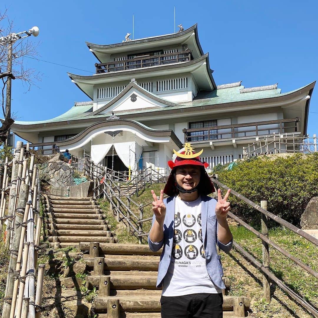 長谷川ヨシテルのインスタグラム：「お疲れきしです！ 5/5「こどもの日」の【小牧山城】での小中学生と保護者向けの歴史講座と城めぐり企画！ 本日からお申し込みがスタートしました〜🏯  5/5(金) 第1回れきしるこまき講座 『教えて、れきしクン！小牧山城＆徳川家康』 http://komakiyama.com/event/t/rekishiru/  お申し込み方法は、れきしるこまきさん0568-48-4646へお電話です！  お城&歴史キッズの参戦、求む〜!!」