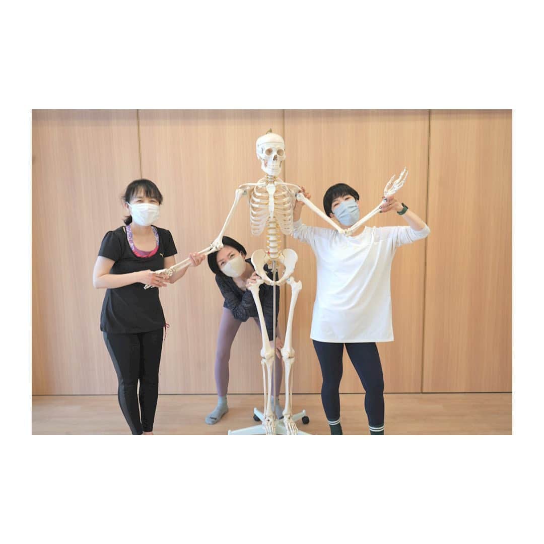 のインスタグラム：「【☆Pick Up Pilates☆】 今週から新たに4月ターム ヨガ、ピラティスインストラクター養成コース スタートいたしました！ 皆さんの変化が今からとても楽しみです♩  今回は先日試験を終えられた 1月ターム生のお写真です。 先生からのコメントと共に、 数回に渡りアップさせていただきます✴︎  ♡Mayumi先生♡ 3ヶ月間本当にお疲れ様でした！ 今回の金曜クラスは お2人だけでの授業となりましたが クラスの雰囲気も良くスムーズに進めることが出来ました。  とても真剣にピラティスと向き合い テキストをしっかり読み込まれ 細かいところまで質問して下さいました👏 エクササイズもしっかりと練習し、 キューイングも工夫しながら行われていたので 試験も何も心配する事はなかったくらいです！  しっかりピラティスと向き合われたので 初めは出来なかった事や苦手な事も 出来る様になられましたね。  今後も楽しみながら学び、深めていき 沢山の方々にピラティスを伝えて 行って頂けたら嬉しいです♪ ありがとうございました！！  #ピラティスインストラクター養成コース #試験おつかれ様でした #講師スタッフ一同これからも応援しております  ❁ ❁ 。。。総合学園JOTアカデミー。。。 〒530-0001  大阪府大阪市北区梅田2-5-8  千代田ビル西別館7階 ❁ #総合学園JOTアカデミー #JOTヨガピラティスカレッジ #大阪#梅田 #yoga#pilates #ヨガスクール#ピラティススクール #メディカルヨガ #メディカルピラティス#アロマ #解剖学#ヨガ資格#ピラティス資格 #ヨガインストラクター #ピラティスインストラクター」