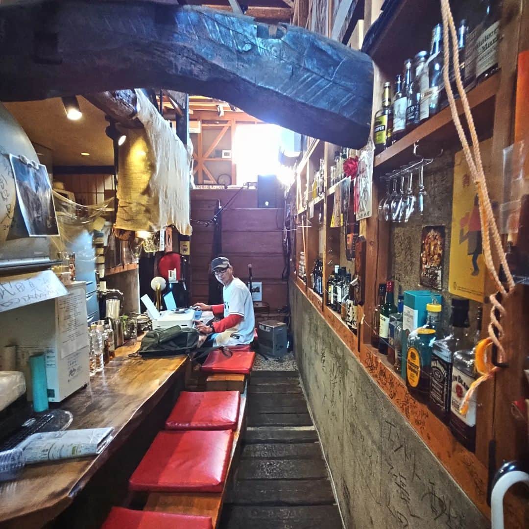 山川のりをのインスタグラム：「今夜は甲府、如月カフェにてギターパンダライブです。18時30分/19時、4000円。共演はカニコーセン。お近くの方は慎重に会いに来てアイニージュー！」