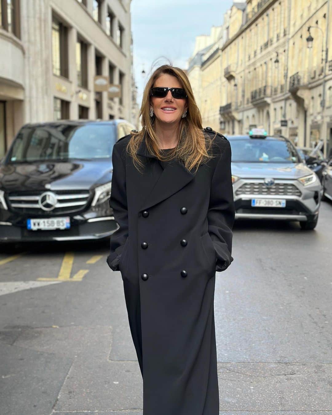 のインスタグラム：「It’s still cold outside 🌬️ wearing @tods FallW23 by my friend @walterchiapponi ❤️❤️❤️ hair by @satoshi.klein 💕」