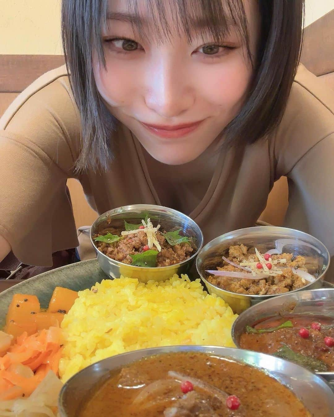 春原未来さんのインスタグラム写真 - (春原未来Instagram)「スパイスカレー04種類🍛✨️  昔から気になってた西所沢のカレー屋さん。近くにも店舗があるってことに最近気付き,早速行ってきたよー🚃💨  悩んだから全種類食べた！私はラムキーマが好みでした！(高円寺店No.1人気とのこと☝️)次にポークキーマ。  ポークビンダルーは私にはそんな辛くなくて,それよりも酸っぱいって感じ。 店舗によって人気な味も違うから,メニューも違うみたい😳🔥  お口を落ち着かせるために,食後にチャイ。こちらはスパイシーじゃなく甘めでした❕🌱  店員さんがフランクで話しやすくて,いろんな旅先でのこはんの話しになり…気付いたら01時間以上滞在してた🤣店内はコンパクトなんだけど,ドア開けっ放しだし居心地良い感じ🧡  隣にいた常連さんのスタンプカードの枚数にもびっくりしたなー！ハマっちゃうのわかる！！もうラムキーマ食べたい気分だもん🥺🥺  Spice curry and me🍛  PR @negombo33_koenji #高円寺グルメ #高円寺ランチ #ネゴンボ #スパイスカレー #ネゴンボ高円寺 #高円寺 #negombo33高円寺 #高円寺カレー #東京スパイスカレー #tokyospicecurry #本格スパイス #ラムキーマ #クセになる味 #春原未来 #チャイティー #中央線グルメ #駅チカ」4月8日 15時23分 - sunohara_miki