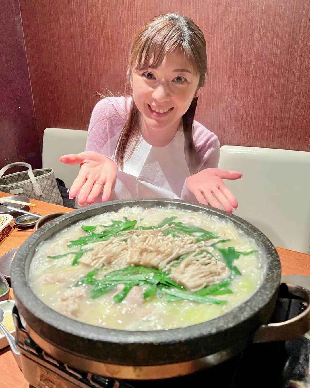 原史奈さんのインスタグラム写真 - (原史奈Instagram)「おはようございます☀️ @yamamotogyuzo  の昨日からの新メニューのタッカルクッス 食べてきました🍲 ぐつぐつ煮込んだ鶏の優しいスープに お野菜が溶け込んでいて ちゅるちゅるもちもちのうどんがたまらない😋 ちょっと胃腸の調子が悪い時ときとか風邪を引きそうな時なんかこれで治っちゃいそう😌 ホルモン鍋に続いてハマりそうなメニューです♪ #山本牛臓 #麻布十番 #タッカルクッス #優しい  #原史奈  #ゴルフ #ゴルフレッスン #ゴルフ女子 #ゴルフ大好き #golf #ゴルフウエア #ゴルフコーデ #ゴルフグッズ #ゴルフ動画 #ping #ピン #ping女子 #gle2 #g410 #even #archivio #アルチビオ #cuartounited #instagolf」4月8日 6時35分 - fuminahara