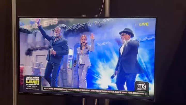 エミリー・スワローのインスタグラム：「Had an amazing time today at @starwarscelebration!  I am completely blown away by the support and joy pouring out of the crowd.  Thank you to everyone!  I wanted so badly to be able to sign and take photos with you this weekend, and lots of folks tried to find space for me, but it didn’t work out.  But I look forward to seeing some of you on Sunday at the Funko:Collect Across the Galaxy Panel on the Twin Suns Stage.  Enjoy the weekend and thank you for making this incredible Star Wars Universe the power for good that it is!  Style: @stylebybek Hair: @hairdepartmentetc  Makeup: @mariaasadimakeup  Dress: @nicole.by.nf Suit: @vegan_tiger  Jewelry: @elisheva.and.constance  @prmachinellc   #thisistheway #themandalorian #starwarscelebration2023 #hammertime @loungeflyeurope @funko_europe」