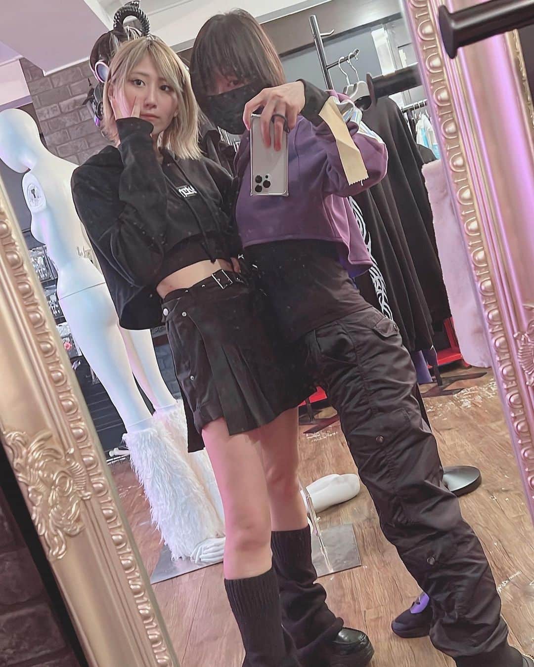うしじまいい肉のインスタグラム：「原宿竹下通りにオープンしたKRYさんに美東澪ちゃんと遊びに行ってきたよ♪パーカー色違いでお揃いになった♪  勤勉で頑張っている人たちを見て感慨深い気持ちになった一日でした。」