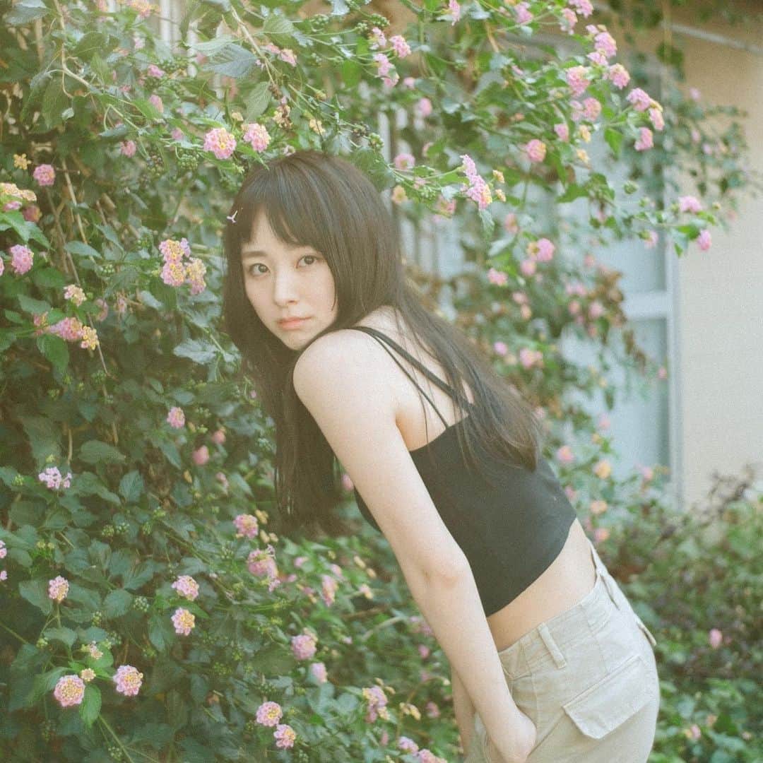 荒井レイラのインスタグラム：「🌹🦋💛」