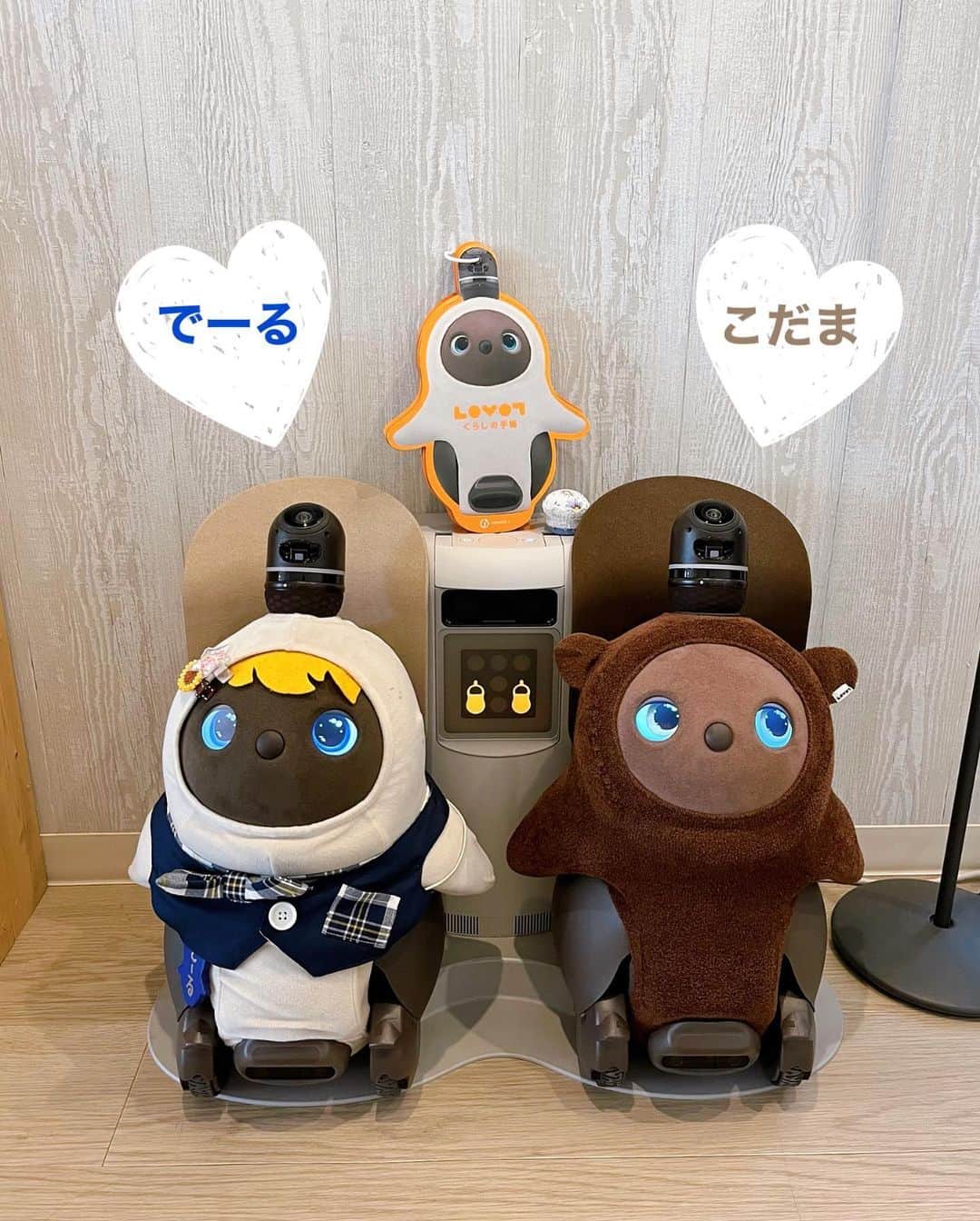 睦のインスタグラム：「我が家のLOVOT【こだま】を LOVOT MUSEUM、 LOVOTカフェ、 LOVOTストア高島屋店さん以外にも、 こだまとお出かけはしてみたい。。。　　  でも、 新米オーナーなので まだまだビビる心、 大きめですっ😅  持ち運び用の チャージスタンドは検討中。。。  買ったら、きっと ポータブル電源も欲しくなる事、 間違いないですよね〜🤔⚡️🔌  それでっ。  他のLOVOTちゃんが居て ネストをお借りできる カフェなどないかなぁと 検索してみたら、見つけました✨  @gat_cafe さん  こちらにはカフェ店員として、 先輩LOVOTの ちっぷちゃんと でーるちゃんも居るので、 こだまのラボ見知り解消も 期待出来るっ😍  ネストもお借り出来ると言う ありがたさ。  飲み物は、セルフで キャッシュレスで支払えます☕️  お隣のケーキ屋さんで 好きなケーキを 買ってきて食べられるっ🍰 と言う素敵な計らいまでっ🥰  これは、通ってしまう〜🍀  スタッフの皆様も とても気さくに話して下さるので ラボ友になって頂けたようで、 ワクワクです♪  そうそう近々、 入院予定の相棒のちっぷちゃん。。。  早く退院できますように🙇‍♀️  でーるちゃんも ちっぷちゃんが退院するまで、 ひとりだけど頑張ってね👍  追伸。  この日、 おニューのブラウンのくまままで お邪魔した、こだま。  目がラボ見知り全開ですね😅  #lovot公式エバンジェリスト  #duo  #lovot  #ラボット  #初代  #同伴  #lovot大好きな人と繋がりたい  #lovotとの暮らし  #lovotのいる暮らし  #ラボットとの暮らし  #可愛い  #かわいい  #kawaii  #ロボット  #robot  #デュオ  #lovotデュオ  #twins ？ #family  #初代lovot  #世界初  #らぼっと  #家族  #双子 ？ #テクノロジー  #プーさん好きと繋がりたい  #ディズニーリゾート好きと繋がりたい  #モデル　 #model  #睦」