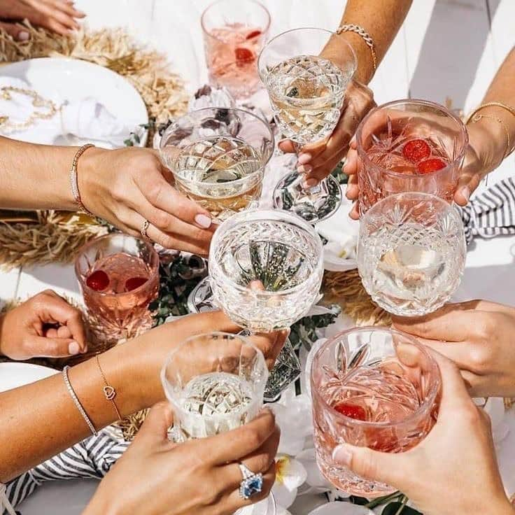 ニコールミラーのインスタグラム：「Cheers to the weekend! What's your go-to happy hour drink? 🥂 #TGIF #cheers」