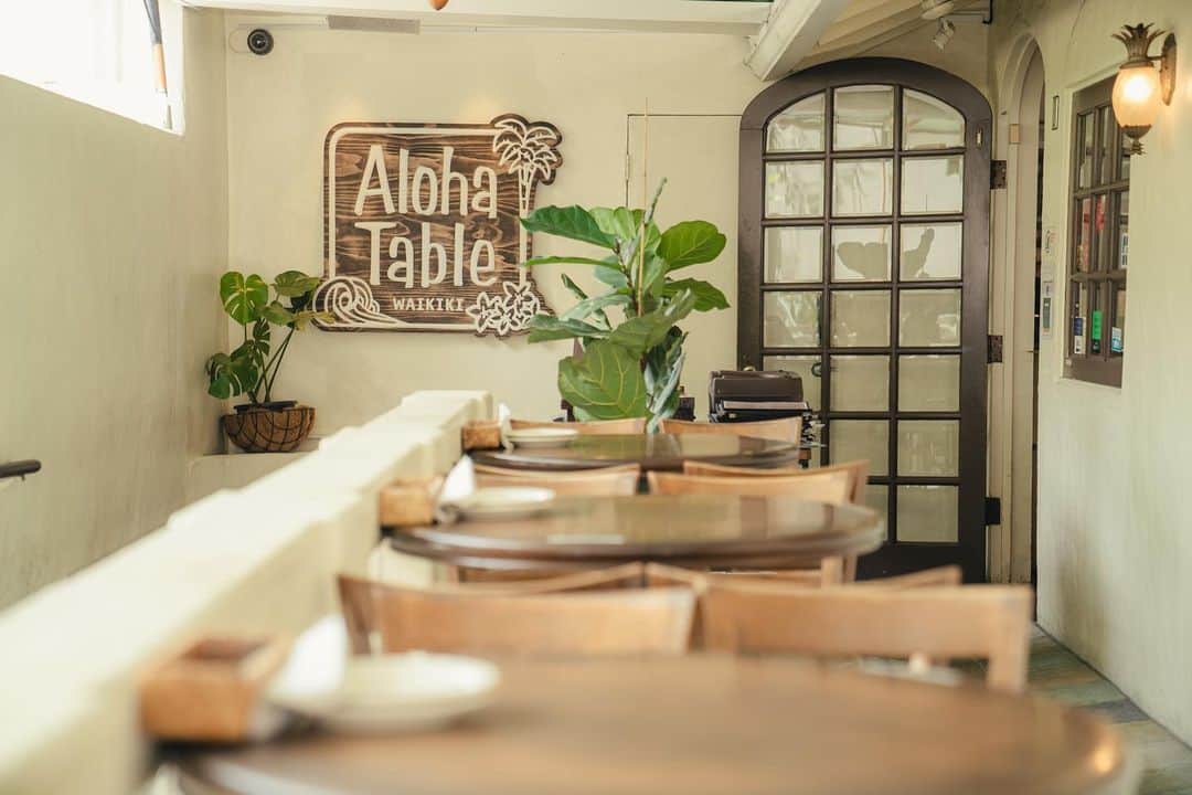 alohatable_waikikiさんのインスタグラム写真 - (alohatable_waikikiInstagram)「Aloha!!  Looking for Kids friendly restaurants in Waikiki??  We are welcome to join us with kids!  Enjoy Our Grindz with your family!!  Kids Friendly and have some tasty Kids menu😋 Ask our staff if you need high chair.  Have happy family weekend!!  ハワイ旅行でキッズフレンドリーのレストランをお探しですか⁇  アロハテーブルワイキキは、小さなお子様連れでも安心してご利用頂けます。  お子様が好きなメニューが詰まったキッズメニュー、ハイチェアーもございますので、お気軽にお越しください😋  >>>>>Aloha Table WAIKIKI <<<<< •-•-•-•-•BUSINESS HOUR•-•-•-•-• ☀️Lunch: 11:30-14:00 🍹Happy Hour: 16:00-18:00 🌙Dinner: 18:00-24:00(L.O 23:00) •-•-•-•-•-•-•-•-•-•-•-•-•-•-•-•-•-• 📞TEL: Call us now!!! 🚗PARKING: Hyatt Centric (4 hours validation) 📱ONLINE order: Uber Eats / TOAST / call us ⁡ ⌒⌒⌒⌒⌒⌒⌒⌒⌒⌒⌒⌒⌒⌒⌒⌒⌒⌒⌒  ⁡ #hawaii #alohatablewaikiki #waikiki #hawaiirestaurants #hawaiifoodie #waikikirestaurant #waikikilunch #hawaiianfoodwaikiki #waikikidinner #foodstagram #locomoco #garlicshrimp #veganlocomoco #waikikibar#waikikicocktails #Waikikikidsmeal #musteathawaii #waikikiburger #waikikihappyhourwaikiki  #zetton  #ハワイ  #アロハテーブル #ワイキキ #ロコモコ #ハワイ料理 #ハワイ旅行 #ハワイグルメ #ガーリックシュリンプ #ハッピーアワーワイキキ #ワイキキ子連れ旅行」4月8日 6時42分 - alohatable_waikiki