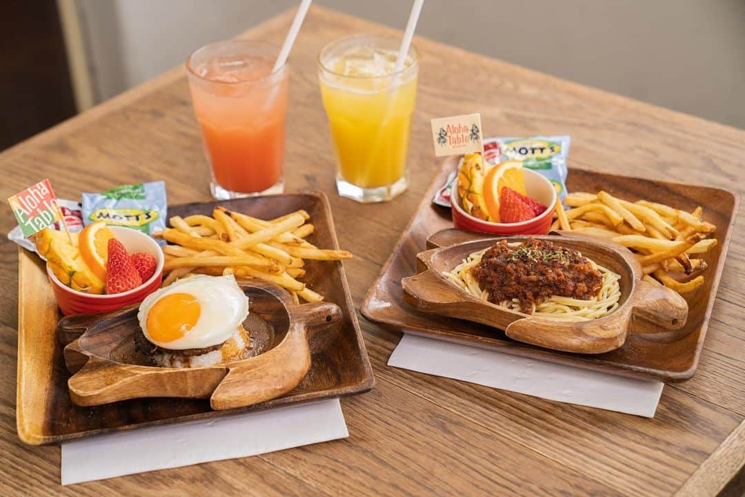 alohatable_waikikiさんのインスタグラム写真 - (alohatable_waikikiInstagram)「Aloha!!  Looking for Kids friendly restaurants in Waikiki??  We are welcome to join us with kids!  Enjoy Our Grindz with your family!!  Kids Friendly and have some tasty Kids menu😋 Ask our staff if you need high chair.  Have happy family weekend!!  ハワイ旅行でキッズフレンドリーのレストランをお探しですか⁇  アロハテーブルワイキキは、小さなお子様連れでも安心してご利用頂けます。  お子様が好きなメニューが詰まったキッズメニュー、ハイチェアーもございますので、お気軽にお越しください😋  >>>>>Aloha Table WAIKIKI <<<<< •-•-•-•-•BUSINESS HOUR•-•-•-•-• ☀️Lunch: 11:30-14:00 🍹Happy Hour: 16:00-18:00 🌙Dinner: 18:00-24:00(L.O 23:00) •-•-•-•-•-•-•-•-•-•-•-•-•-•-•-•-•-• 📞TEL: Call us now!!! 🚗PARKING: Hyatt Centric (4 hours validation) 📱ONLINE order: Uber Eats / TOAST / call us ⁡ ⌒⌒⌒⌒⌒⌒⌒⌒⌒⌒⌒⌒⌒⌒⌒⌒⌒⌒⌒  ⁡ #hawaii #alohatablewaikiki #waikiki #hawaiirestaurants #hawaiifoodie #waikikirestaurant #waikikilunch #hawaiianfoodwaikiki #waikikidinner #foodstagram #locomoco #garlicshrimp #veganlocomoco #waikikibar#waikikicocktails #Waikikikidsmeal #musteathawaii #waikikiburger #waikikihappyhourwaikiki  #zetton  #ハワイ  #アロハテーブル #ワイキキ #ロコモコ #ハワイ料理 #ハワイ旅行 #ハワイグルメ #ガーリックシュリンプ #ハッピーアワーワイキキ #ワイキキ子連れ旅行」4月8日 6時42分 - alohatable_waikiki