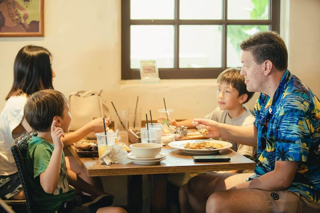 alohatable_waikikiのインスタグラム：「Aloha!!  Looking for Kids friendly restaurants in Waikiki??  We are welcome to join us with kids!  Enjoy Our Grindz with your family!!  Kids Friendly and have some tasty Kids menu😋 Ask our staff if you need high chair.  Have happy family weekend!!  ハワイ旅行でキッズフレンドリーのレストランをお探しですか⁇  アロハテーブルワイキキは、小さなお子様連れでも安心してご利用頂けます。  お子様が好きなメニューが詰まったキッズメニュー、ハイチェアーもございますので、お気軽にお越しください😋  >>>>>Aloha Table WAIKIKI <<<<< •-•-•-•-•BUSINESS HOUR•-•-•-•-• ☀️Lunch: 11:30-14:00 🍹Happy Hour: 16:00-18:00 🌙Dinner: 18:00-24:00(L.O 23:00) •-•-•-•-•-•-•-•-•-•-•-•-•-•-•-•-•-• 📞TEL: Call us now!!! 🚗PARKING: Hyatt Centric (4 hours validation) 📱ONLINE order: Uber Eats / TOAST / call us ⁡ ⌒⌒⌒⌒⌒⌒⌒⌒⌒⌒⌒⌒⌒⌒⌒⌒⌒⌒⌒  ⁡ #hawaii #alohatablewaikiki #waikiki #hawaiirestaurants #hawaiifoodie #waikikirestaurant #waikikilunch #hawaiianfoodwaikiki #waikikidinner #foodstagram #locomoco #garlicshrimp #veganlocomoco #waikikibar#waikikicocktails #Waikikikidsmeal #musteathawaii #waikikiburger #waikikihappyhourwaikiki  #zetton  #ハワイ  #アロハテーブル #ワイキキ #ロコモコ #ハワイ料理 #ハワイ旅行 #ハワイグルメ #ガーリックシュリンプ #ハッピーアワーワイキキ #ワイキキ子連れ旅行」