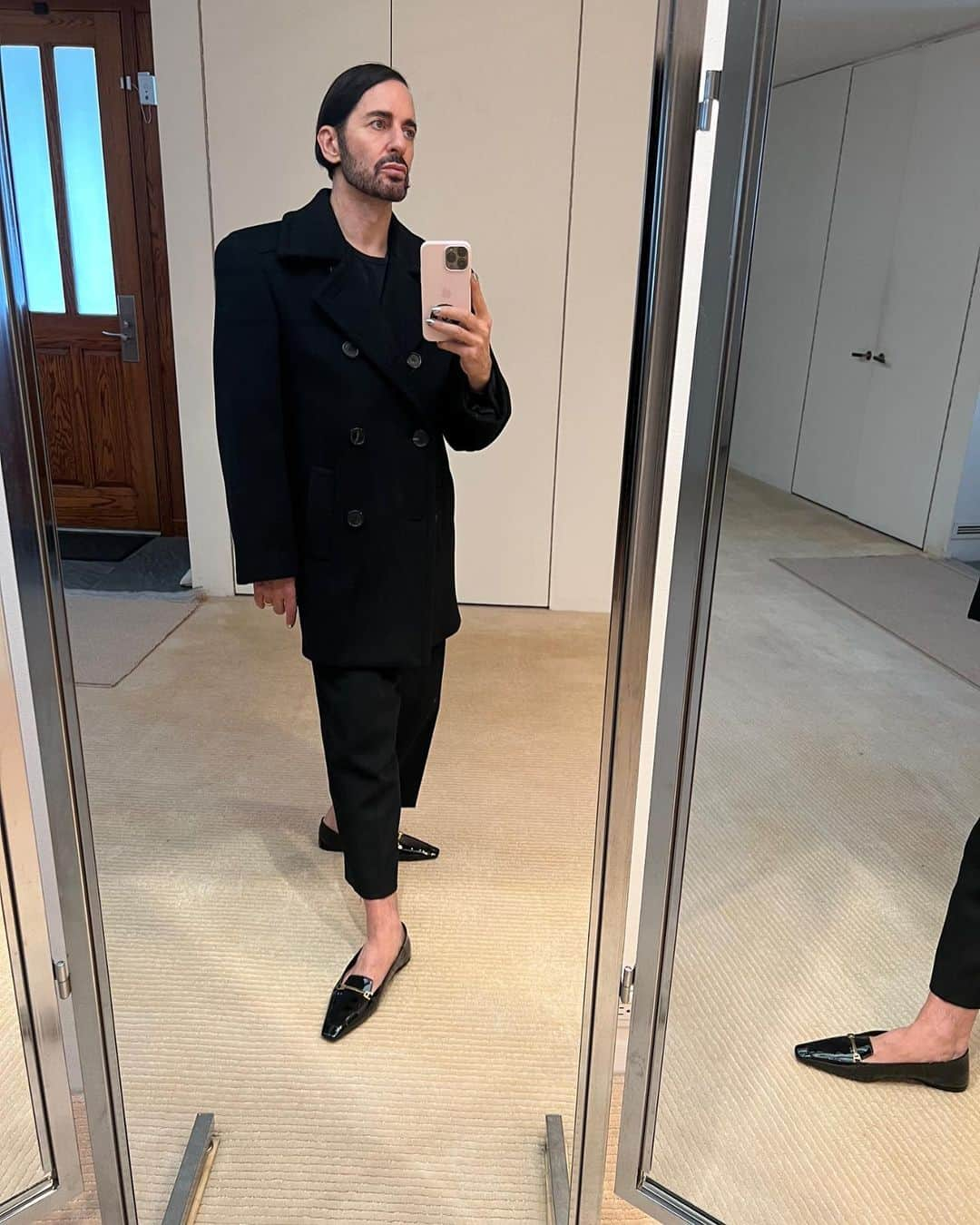 マーク・ジェイコブスさんのインスタグラム写真 - (マーク・ジェイコブスInstagram)「entering my flat shoe era  pea coat and shoes @anthonyvaccarello  @ysl   customized pant @commedesgarcons   #at #ease #cityday #happy #gratefulnothateful」4月8日 6時42分 - themarcjacobs