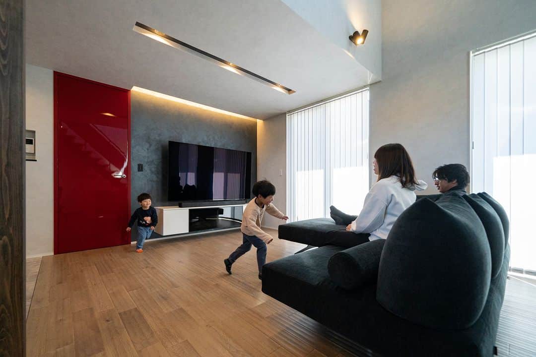 伸和建設株式会社のインスタグラム：「お家の相談は伸和建設へ♪ 施工事例⇒ @shinwa_kensetsu  〝まるでスイートルームのようなリビング〟  📝 ホテルライク イタリア製建材 鏡面ハイドア LAVIVA 　 #伸和建設 #TheValueFromLiving #住んでからの価値を  ----------------------------------------------------- ✨公式YouTubeチャンネル開設✨ ----------------------------------------------------- 👉ルームツアー動画も公開中♪ 　 チャンネル登録をお願いします🎀 . ～ご来場のお客様へ～  マスク着用😷、検温、消毒など、 感染対策にご協力をお願い致します。  スタッフブログも随時更新中♪ おうち時間のおともに💁‍♀️  #新築 #注文住宅 #リフォーム  #デザイン住宅 #デザインハウス #design #工務店 #岐阜工務店 #岐阜の工務店 #自然素材 #かっこいい家 #おしゃれな家 #インテリア #家族のいる暮らし #子供のいる暮らし #失敗しない家づくり #家事動線 #家事ラク #マイホーム #マイホーム計画 #マイホーム記録 #施工事例 #暮らし #心地いい暮らし」