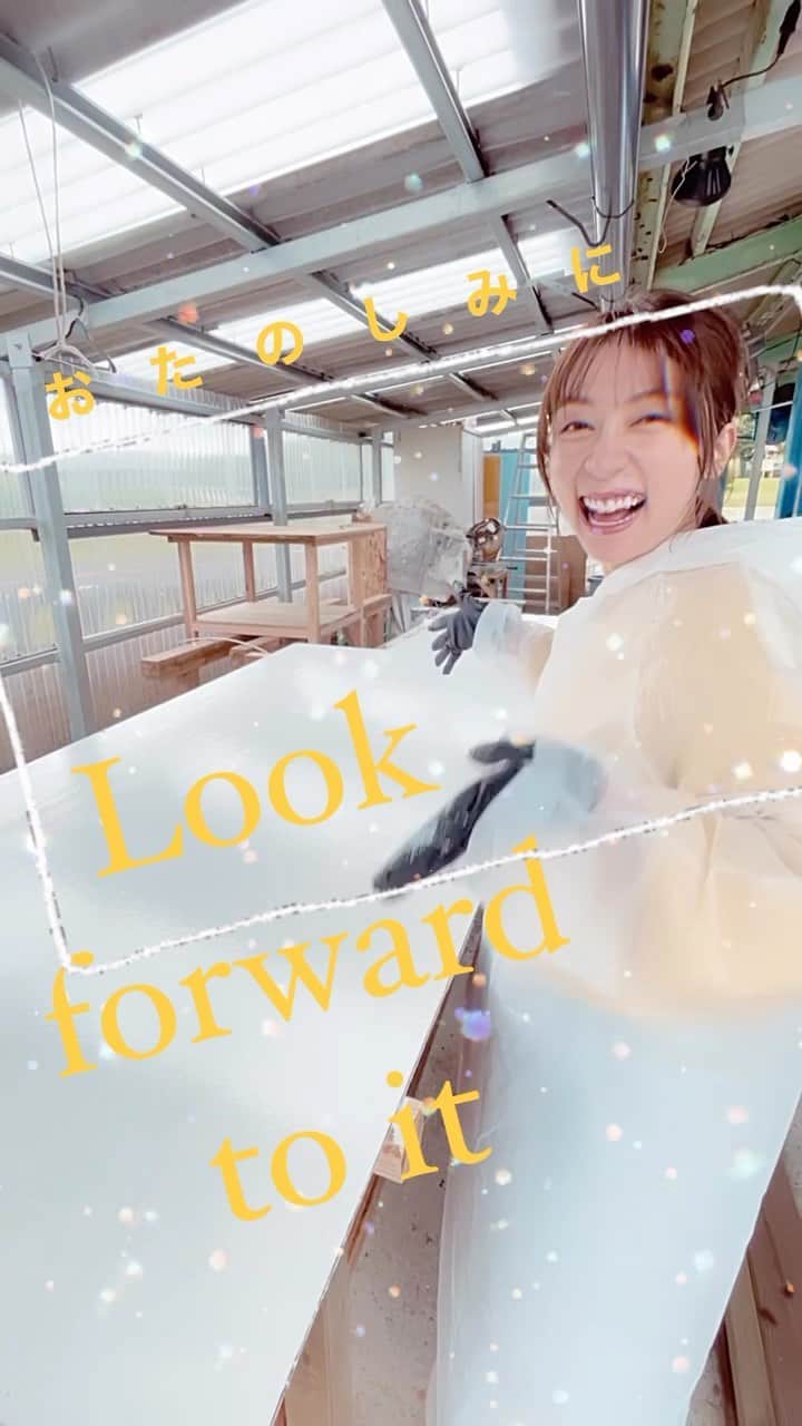鳥越佳那のインスタグラム：「@kana_torigoe 鳥越佳那さんが！！　@kanoya_rosegarden ´かのやばら園´に遊びに来てくれましたー🎉ばら園の取材の合間に何やら次の準備が始まりました👀？？？動画にヒントが‼️  ／ こちらのアカウントでも ´かのや´の情報が チェックできます💡 ＼  @kanoyafan  ▲チェックしてみてね♬」