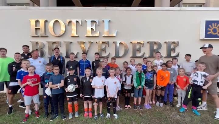 のインスタグラム：「This is very special! Thank you to all players and parents at Fox Soccer Academy, and my boys who have put this together. I know who’s idea it was 😉   Also thank you to everyone who has sent me their birthday wishes. Even if I don’t get to share or answer all of them, you all have made me really happy with your messages! 🙏🏻」