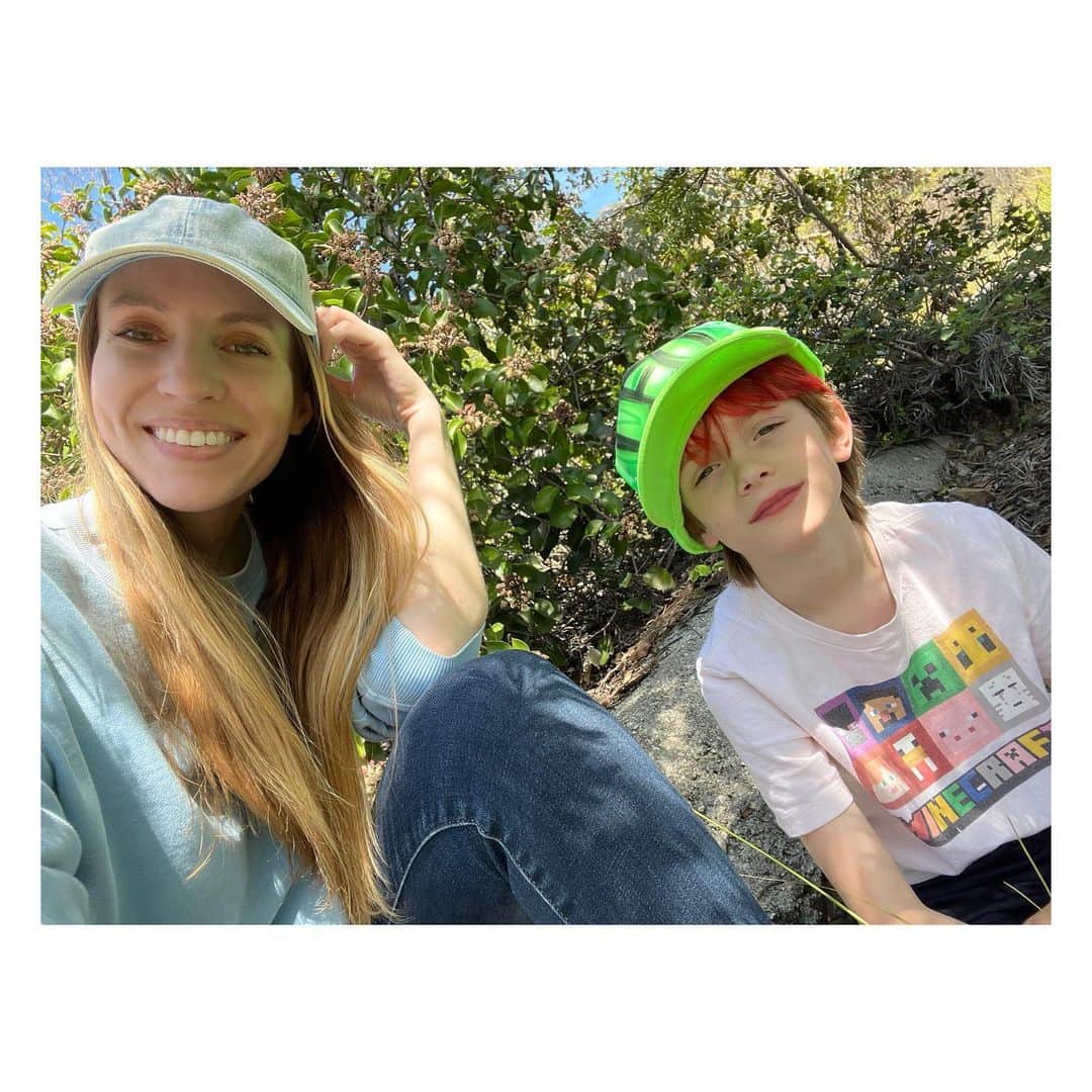 ジェイミー・キングのインスタグラム：「My hiking buddy, Mr. LT 💚💚 #GoodFriday @hooligandreamersproductions ❇️」