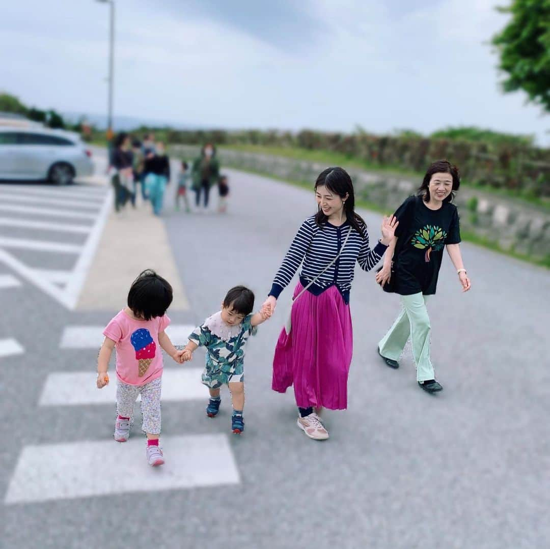 いわさきふきこ さんのインスタグラム写真 - (いわさきふきこ Instagram)「🐠沖縄2日目🐠　美ら海水族館  曇りの日は思っていたより肌寒いけれど、南国の魔法で陽気な家族。  #令和元年生まれ #3歳6ヶ月 #令和3年ベビー #1歳11ヶ月 #1歳7ヶ月差 #姉弟 #美ら海水族館 #親子3世代旅行 #時差投稿」4月8日 7時05分 - fukikoiwasaki