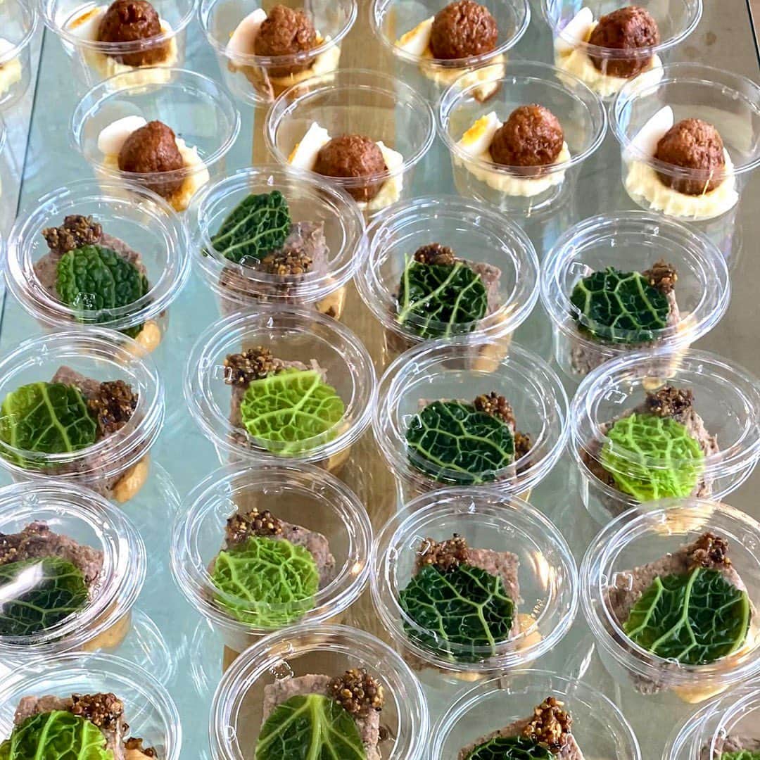 山本千織さんのインスタグラム写真 - (山本千織Instagram)「デザートは何持ってきてもコンビニになった。カップの刷り込み。」4月8日 7時05分 - chiobenfc