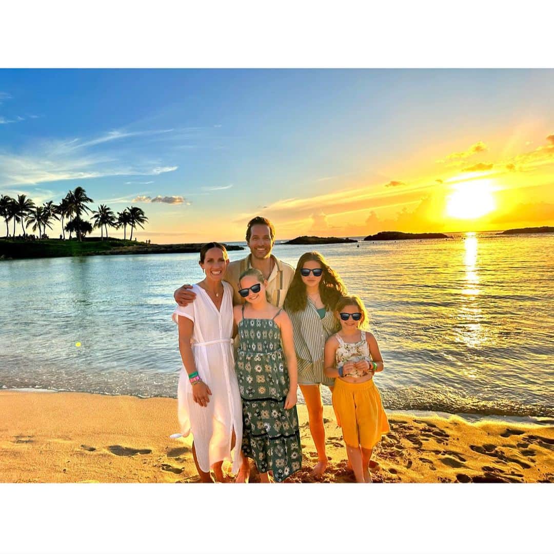 ライアン・ハンセンのインスタグラム：「SPRANG BRAAAK 🌴🌈❤️🌊🐢🤙🏼🌺」