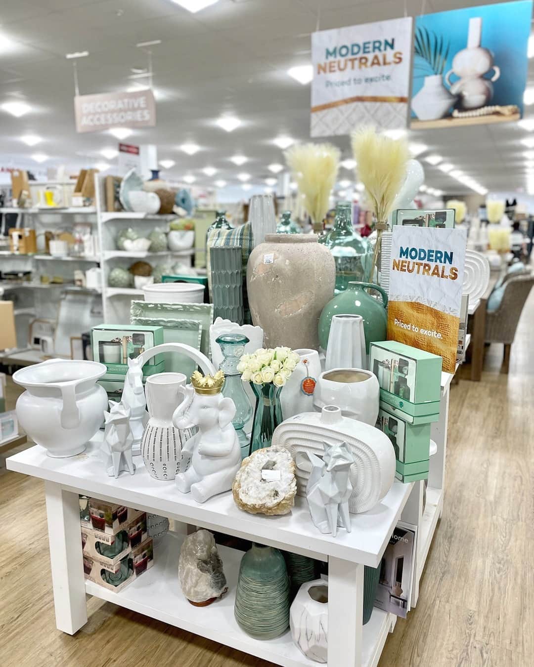 HomeGoodsさんのインスタグラム写真 - (HomeGoodsInstagram)「Neutrals that ✨ elevate ✨ for less.   Link in bio to shop!」4月8日 7時30分 - homegoods