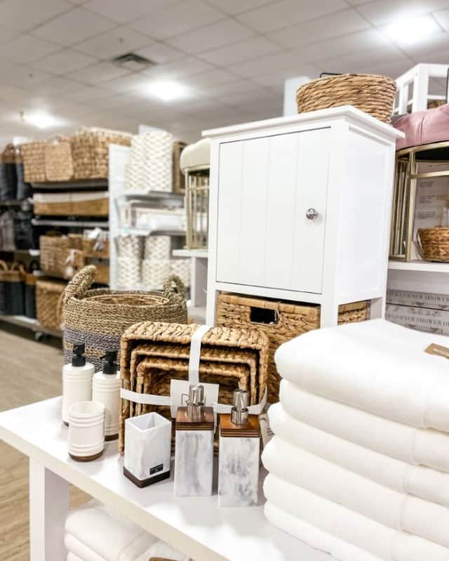 HomeGoodsさんのインスタグラム写真 - (HomeGoodsInstagram)「Neutrals that ✨ elevate ✨ for less.   Link in bio to shop!」4月8日 7時30分 - homegoods