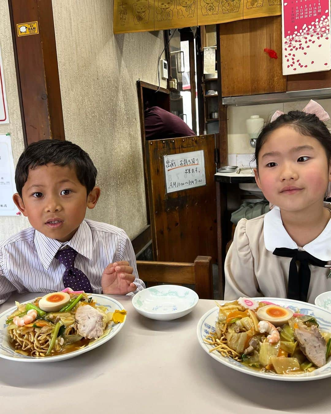 有坂美香さんのインスタグラム写真 - (有坂美香Instagram)「【🌸小学校入学式🌸】 4/6/2023 入学式でした！ あたたかな入学式と かわいいかわいい新一年生達 感激しました😭✨✨  保育園のお友達もみんな それぞれの小学校に入学 みんなの写真もみせて頂き 更に感激😭🙏  みんな本当におめでとう㊗️  そしてこの度入学にあたり 赤ちゃんの頃以来再会した 幼馴染くんも同じクラス💗  入学式後の食事 娘のリクエストは勿論 近所の老舗街中華🍜  幼馴染くんのご家族も誘って 一緒に😆 ご一緒して下さりありがとうございました⭕️  この街中華は ３歳くらいの頃から 勝手にひとりでこのお店に 入っていき、 「小さいちゅーるん(ミニラーメン)ください」と注文したり 夏は「冷たいちゅーるん(冷し中華) ありますか？」と先に聞いてくれたり😆今では五目かた焼きそばを自ら注文  このお店にはもうずーっとお世話になっているから、入学姿お見せできて嬉しかった🌸  しかし我が娘は 卒園式あとは 老舗の喫茶店/スナック、 入学式後は老舗街中華って なんか渋い スーパーローカル感100% これからも突き進んでほしい  夜は彦根のじーじばーばが滋賀県からお祝いに来てくれて 鎌倉のじーじばーばも呼んで、 晩御飯をご馳走に！  彦根のじーじばーば いつもありがとうございます🙏  とっても幸せな時間でした✨✨  さあこれから私たち両親は 一年生の両親一年生😅😆 @kosugacro 、どうぞよろしくお願いします😆🙏　 いつもありがとう⭕️  ♪:*:･･:*:･♪･:*:･･:*:･♪･:*:･･:*:･♪♪:*:･･:*:･♪ #入学式 #ピカピカの一年生  #ツルピカタマゴちゃん  #幼馴染　#家族写真　#仲良し夫婦  #仲良し親子　#仲良し夫婦の秘訣　 #ファミリーポートレート  #愛されコミュニケーション術  #鎌倉　#盛華園 #極楽寺　#稲村ヶ崎　 #20161013 #6歳女の子  #湘南ライフ　#鎌倉の小学校　 #小学校入学式  #kamakura  #配布物　 #配布物いっぱい  #配布物に弱い  #配布物克服する #配布物管理する #配布物苦手意識なくす　 #記入物もいっぱい #提出物もいっぱい  #いっぱいいっぱい #言いたいだけw」4月8日 7時30分 - mikaarisaka