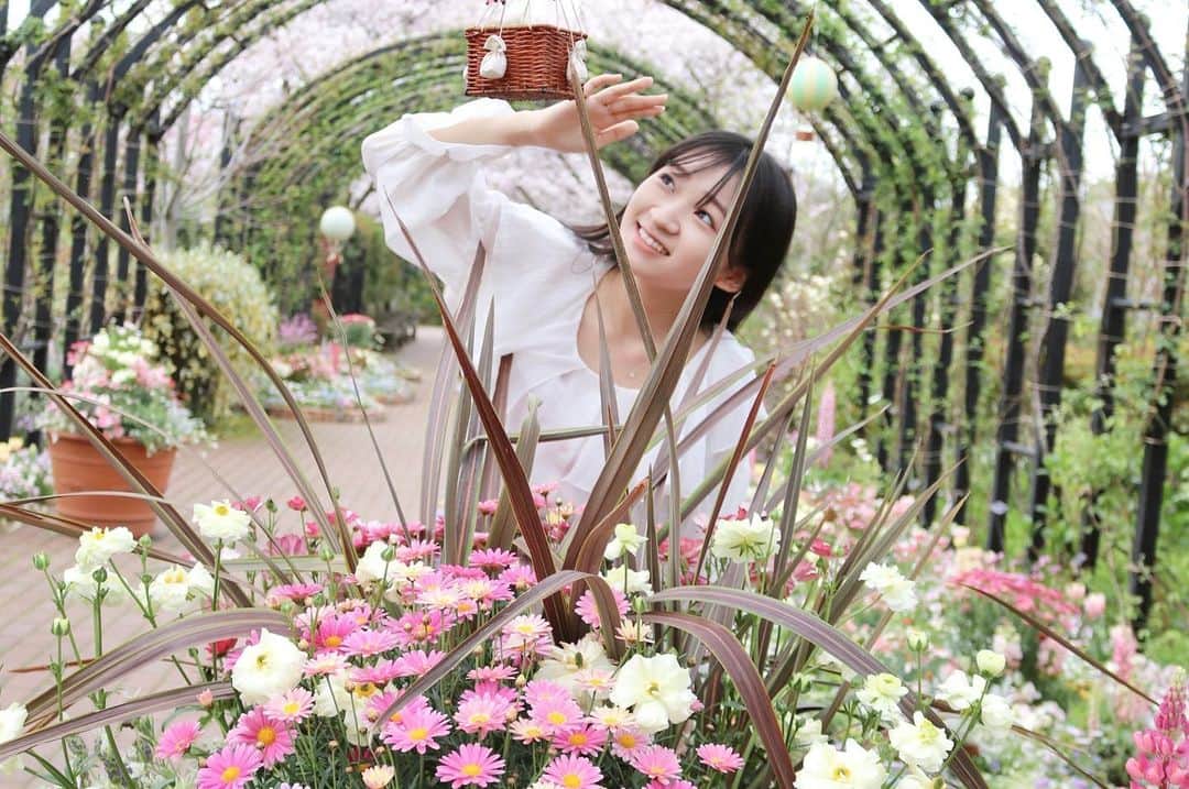 前野えまさんのインスタグラム写真 - (前野えまInstagram)「FLOWER GARDEN💐 ・ ・ #flowers  #flowergarden  #flowerstagram  #flowerphotography  #girlportrait #actress #actor #girl #photography #portrait #japanesegirl #portraitphotography #daily_phot_jpn #japan_daytime_view」4月8日 7時45分 - maeno_ema