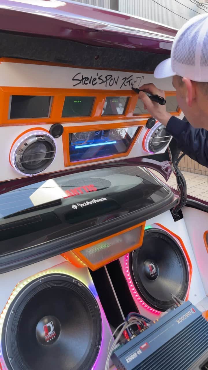 スティーブのインスタグラム：「Autographing a fan’s awesome VIP car trunk in Sendai Japan!! 仙台でVIP車のトランクルームをサインした❣️」