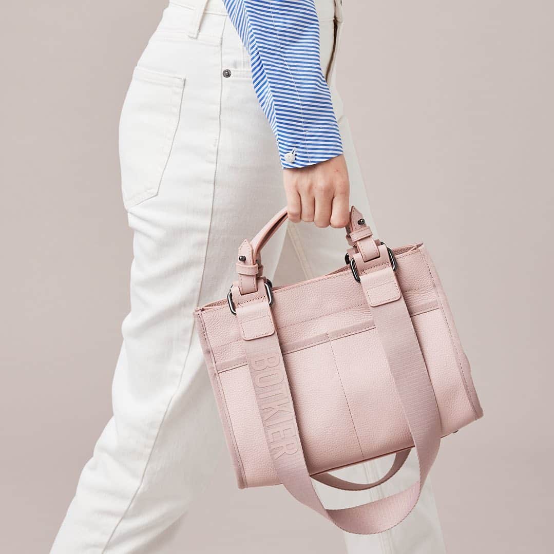ボトキエのインスタグラム：「We’re saving BIG even on our smallest tote this weekend with our Spring Break Sale 💗 Tap to shop a Botkier fav and save 🛍️」