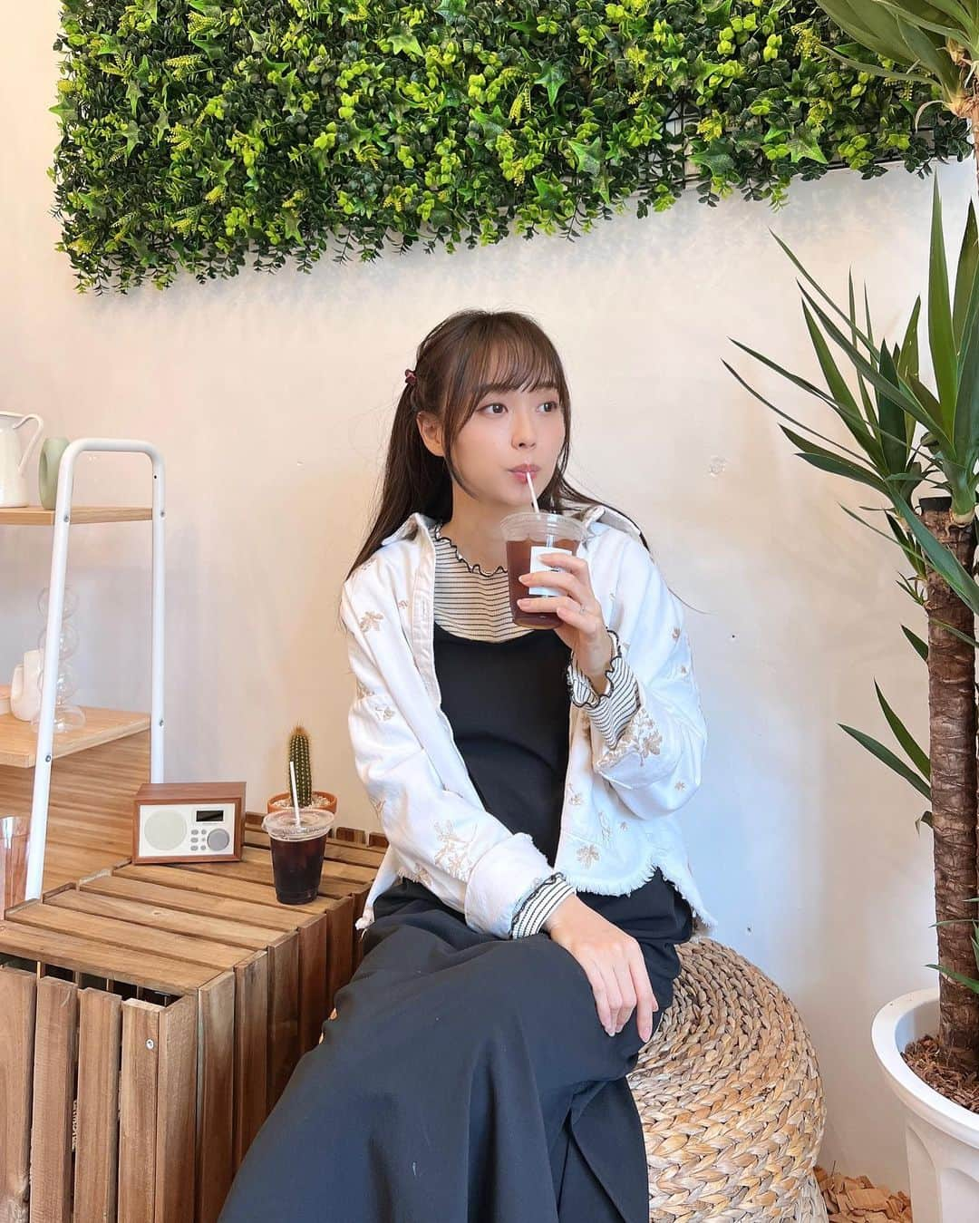 みき みーやんさんのインスタグラム写真 - (みき みーやんInstagram)「韓国風カフェで☕️🍰 . . 神戸元町にあるチャニワ(CHANiWA)🇰🇷 @cafe__chaniwa  . K-POPのイベントや韓国料理がいただけるお店で 韓国アイドルのカプホがもらえたり 大きなパネルが置いてあったりと K-POP好きにはたまらない空間🤤💕 . . 店内でいただけるランチは ヤンニョムチキンや韓国ラーメン、チヂミなど種類豊富💕 . . 推しの誕生日などお祝いしたりするのもいいし 普通に韓国料理食べたりお茶したりするのにも おすすめだよ(*˘︶˘人)💕 . . #straykids #ストレイキッズ #スキズ #skz #pr #推し活 #스트레이키즈 #생일 #현진 #推し #推し活カフェ #推しのいる生活 #推し事 #推しがいる生活 #韓国アイドル #フリーモデル #韓国トレンド #韓国トレンド #チャウヌ#chaeunwoo#ナチュラルメイク #グルメ女子 #フリーモデル #韓国 #神戸 #神戸カフェ #神戸元町 #神戸ランチ #元町グルメ #元町ランチ#shein #shein購入品」4月8日 7時50分 - mi_yan0101