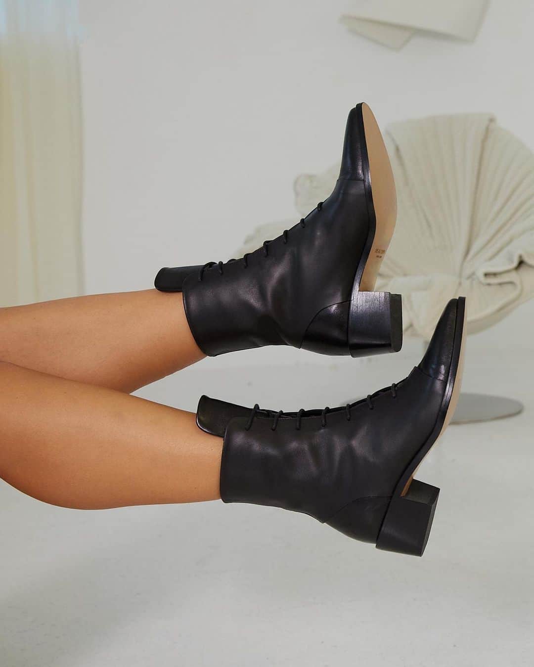 ボークープスさんのインスタグラム写真 - (ボークープスInstagram)「Refined yet edgy 🖤 Step up your style game with BASTILLE by Beau Coops.   #BC #beaucoopsfootwear #madeinitaly #italianleather #luxury #fashion #style #boots #womensshoes #inspo #aw23」4月8日 8時02分 - beaucoops