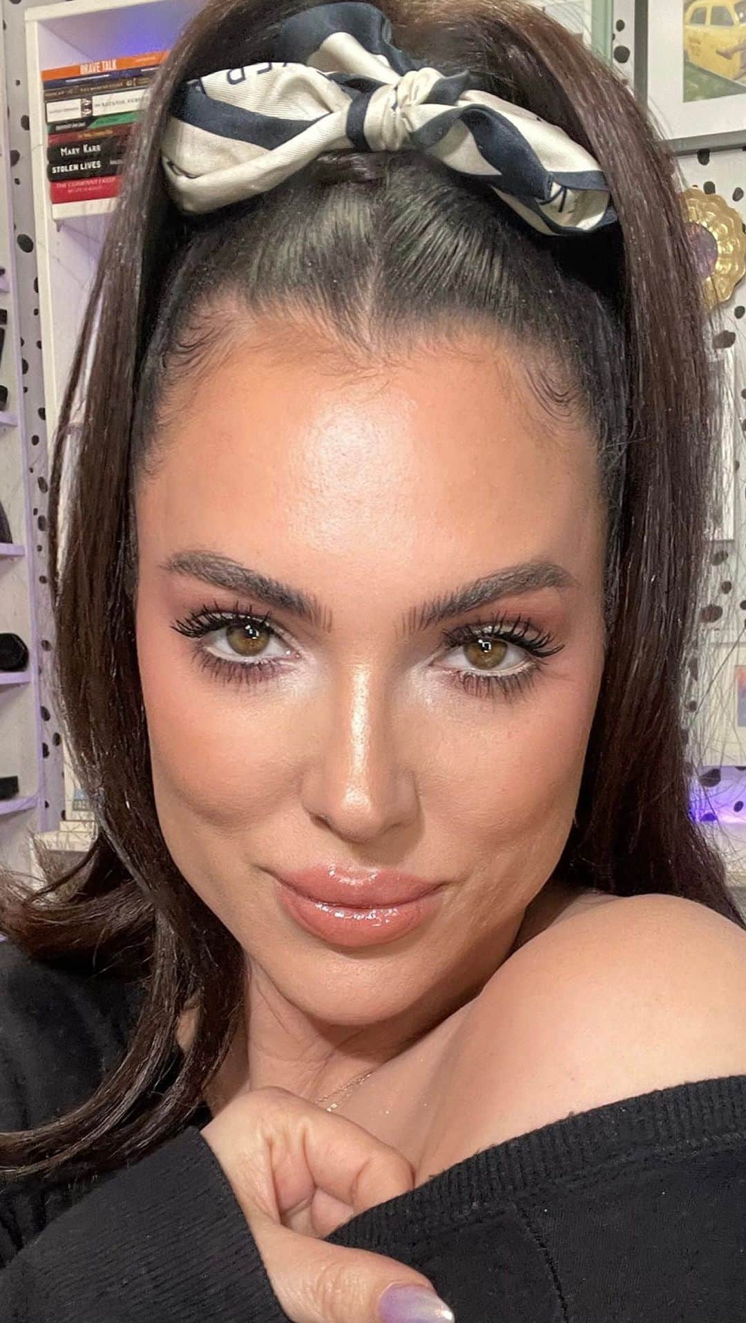 Too Facedのインスタグラム：「Plump up and reshape your lip line with our NEW Lip Injection Extreme Lip Shapers! 😉💋  Executive Global Beauty Director @elysereneau says the intensity of this liner depends on what Too Faced product you pair it with! For the most plump pair with Lip Injection Maximum Plump or Lip Injection Power Plumping Lip Gloss! 💗  ✔️ Instant plumping ✔️ 10-hour wear ✔️ Non-feathering, non-bleeding, non-smudging  ✔️Waterproof  #toofaced #toofacedlipinjection #tfcrueltyfree」